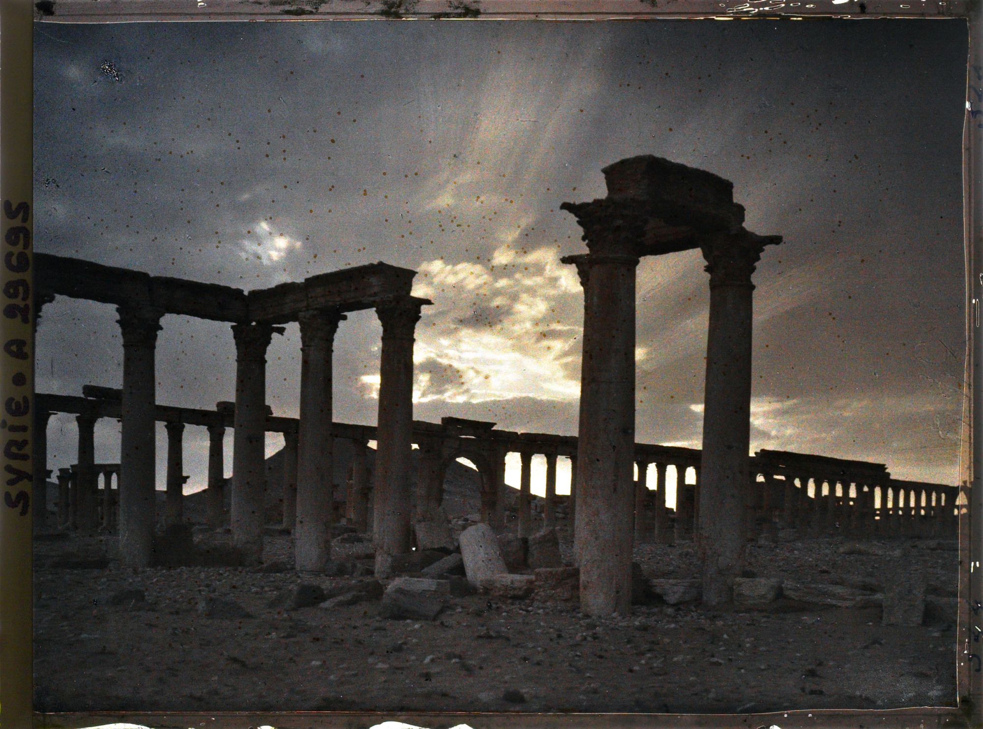 Image représentant La grande colonnade au crépuscule