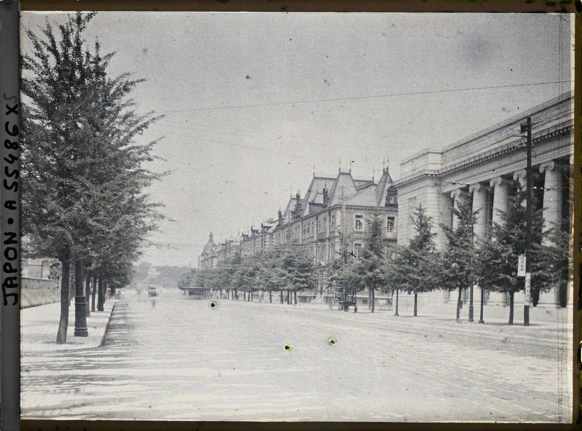 Image représentant Rue Babasaki, large avenue d'un quartier moderne (Maranouchi)