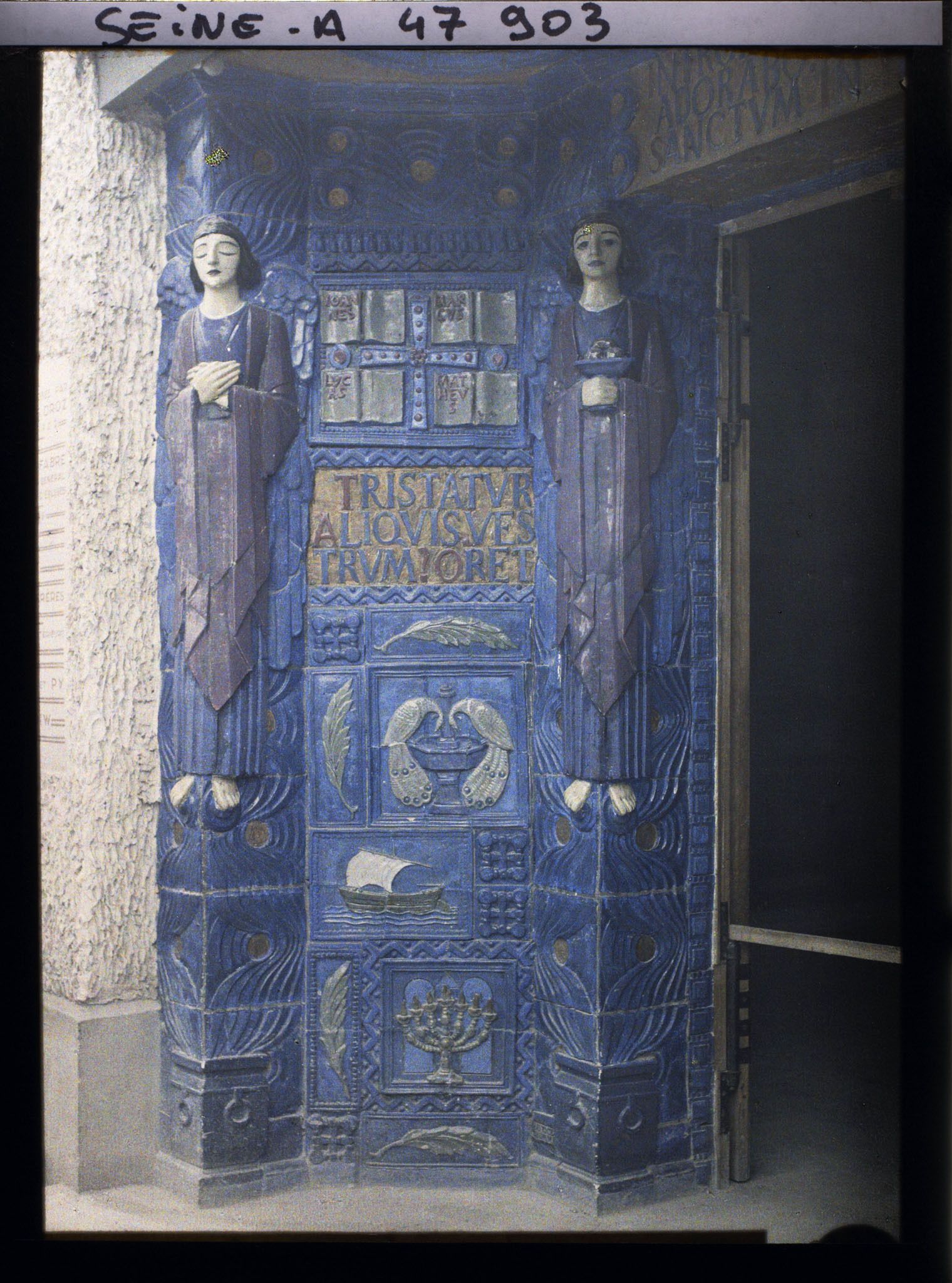 Image représentant L'Exposition des arts décoratifs, Le Village français sous la direction de Charles Genuys, Eglise, architecte Jacques Droz, construite par la société de Saint-Jean