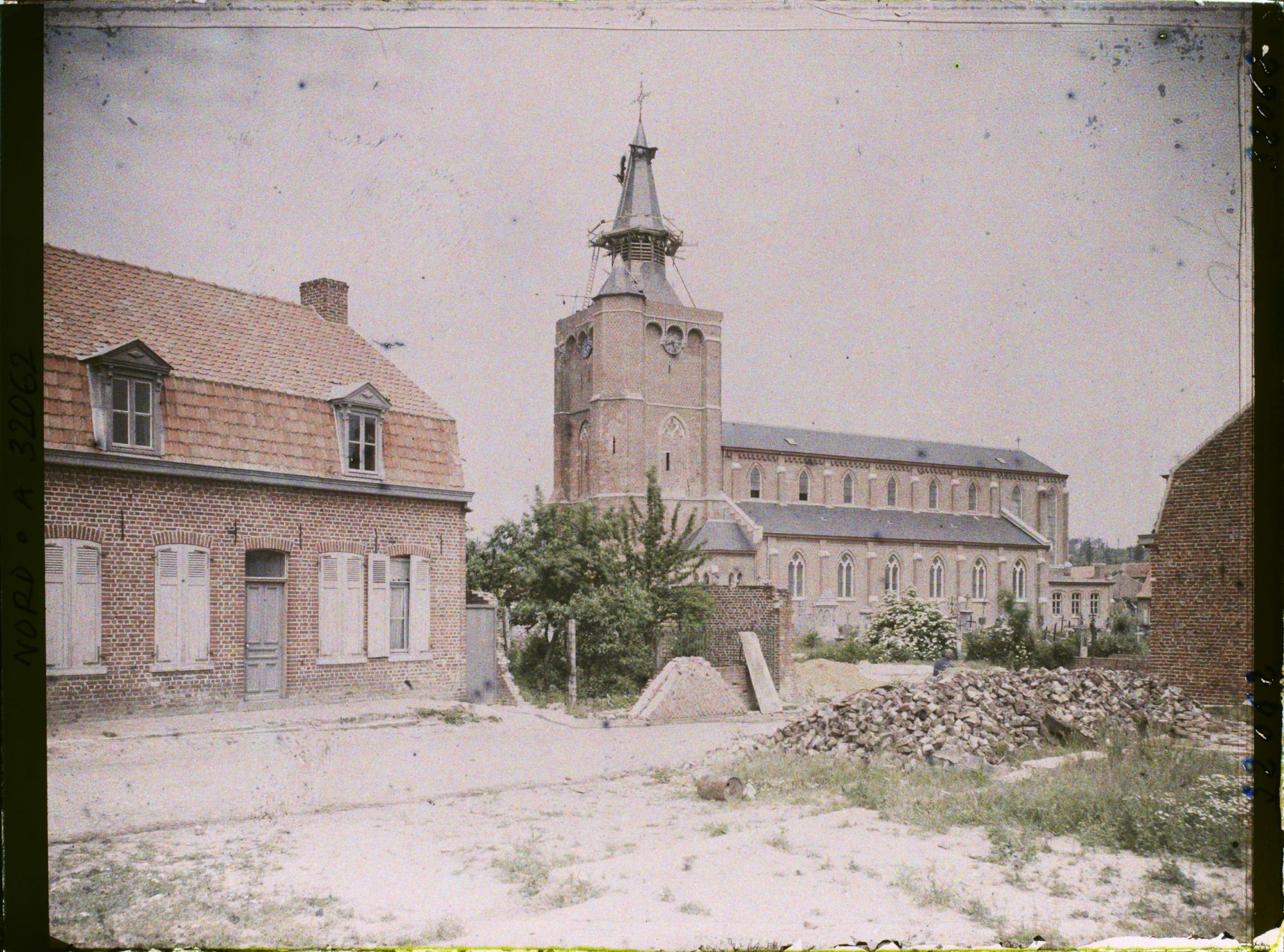 Image représentant France, St Jean Cappel, L'Eglise et maison neuve