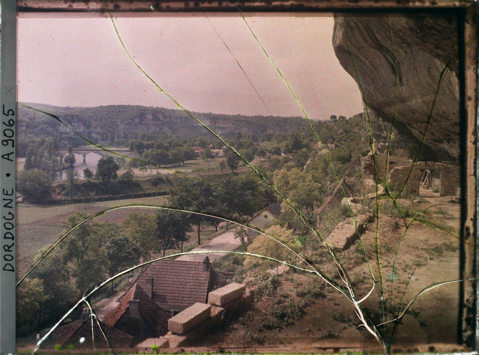 Image représentant France, Les Eyzies (Dordogne), Vue prise vers l'ouest de la plateforme de la tourelle du Château
