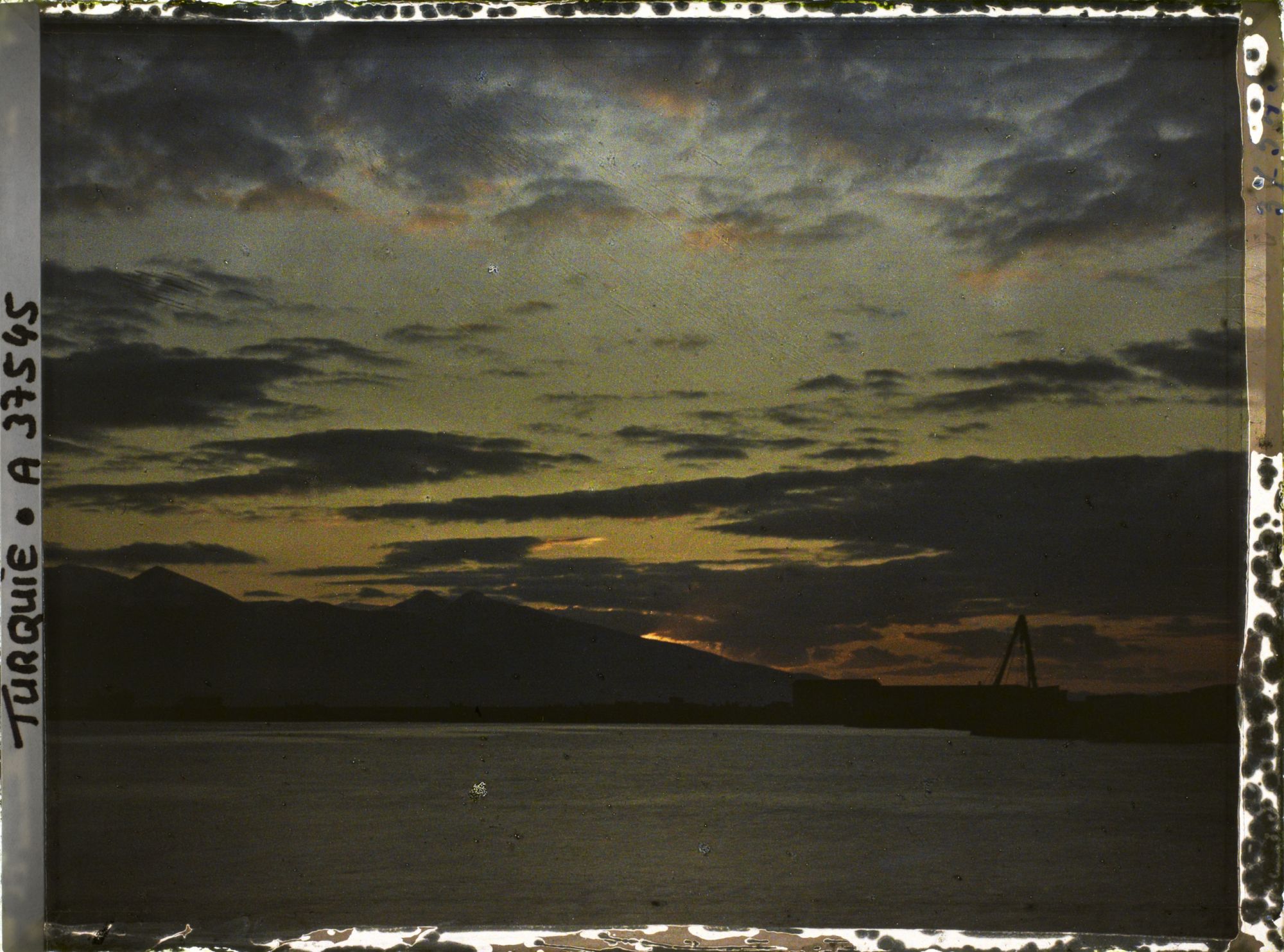 Image représentant La rade d'Izmir au soleil couchant