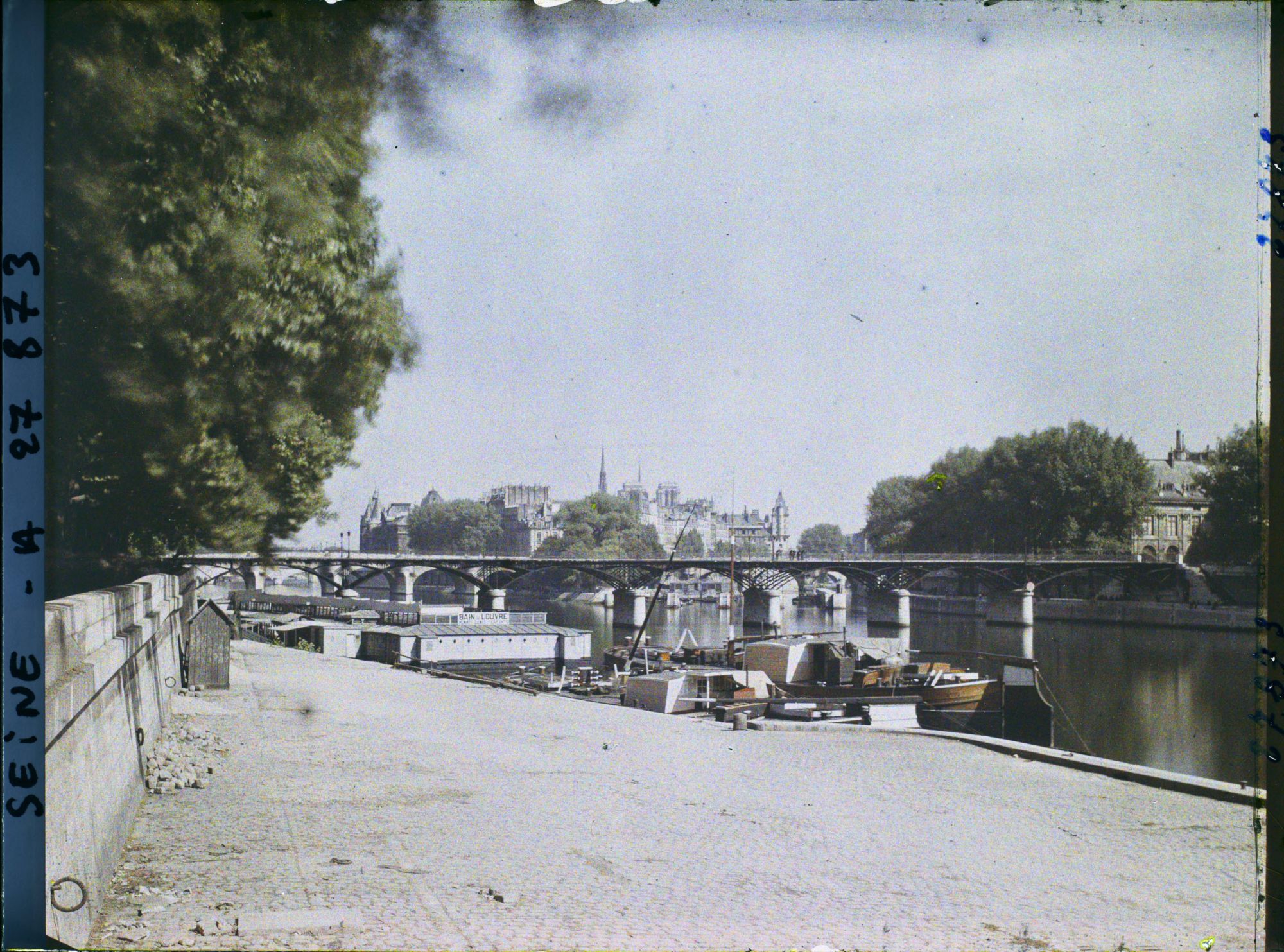 Image représentant Le pont des Arts et l'île de la Cité vus depuis le port du Louvre
