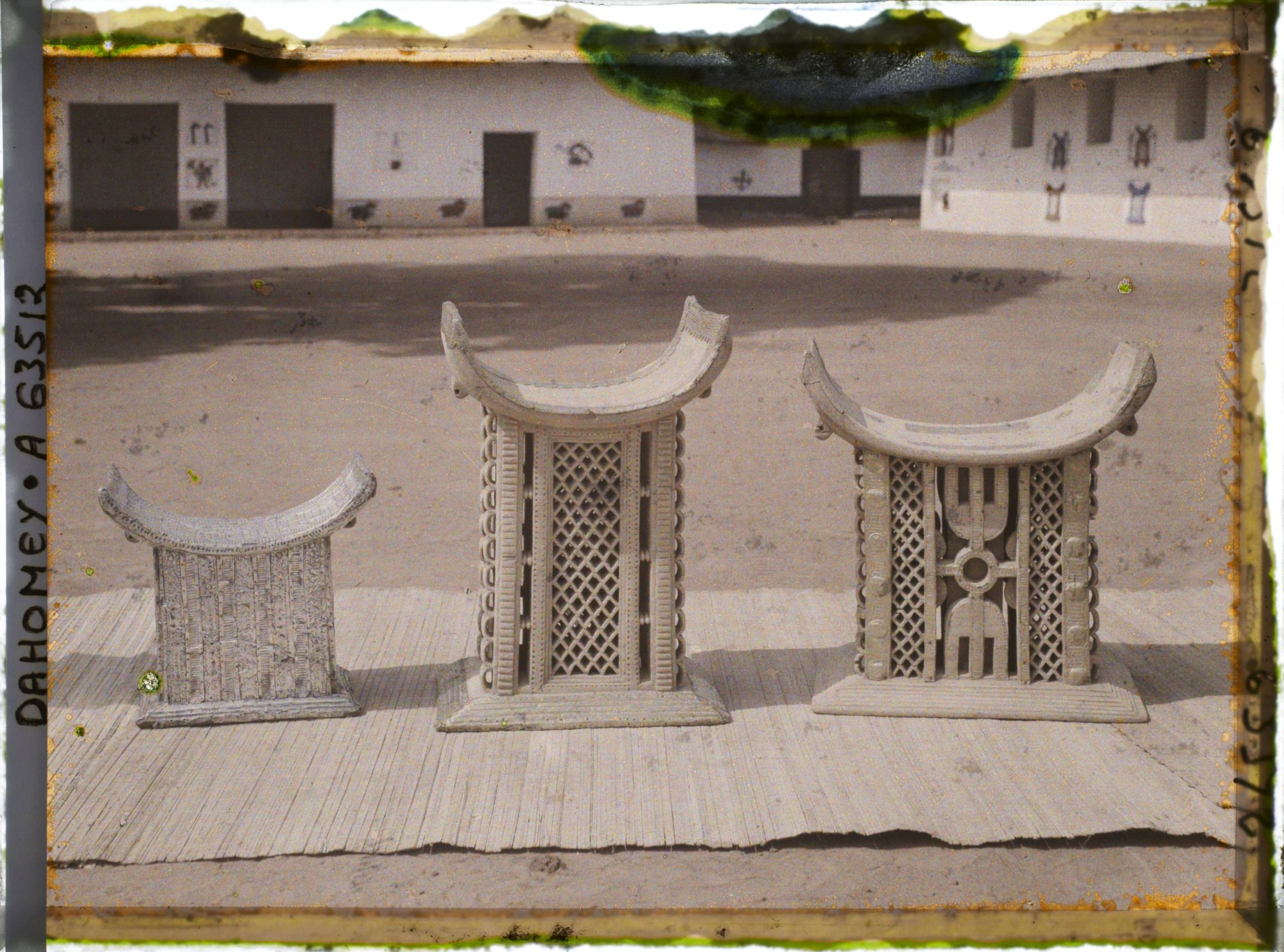 Image représentant Trônes royaux d'Abomey (Tegbessou, Kpengla, Agonglo) devant la salle des trônes (zinkpoho) de la cour du palais de  null Guézo