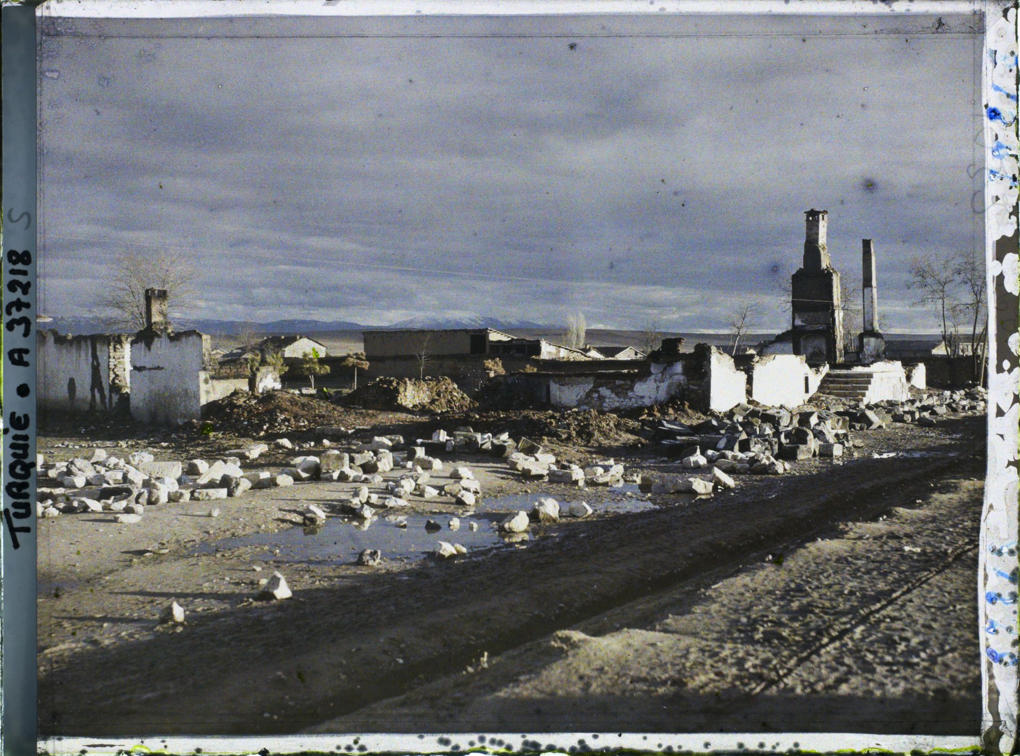 Image représentant Turquie, Ouchak, Ruines du quartier de la gare au Soleil Couchant