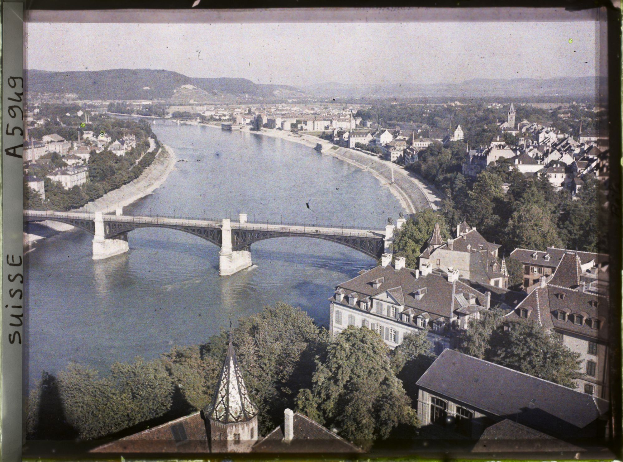 Image représentant Le Wettsteinbrücke sur le Rhin et panorama sur la ville depuis le Münster