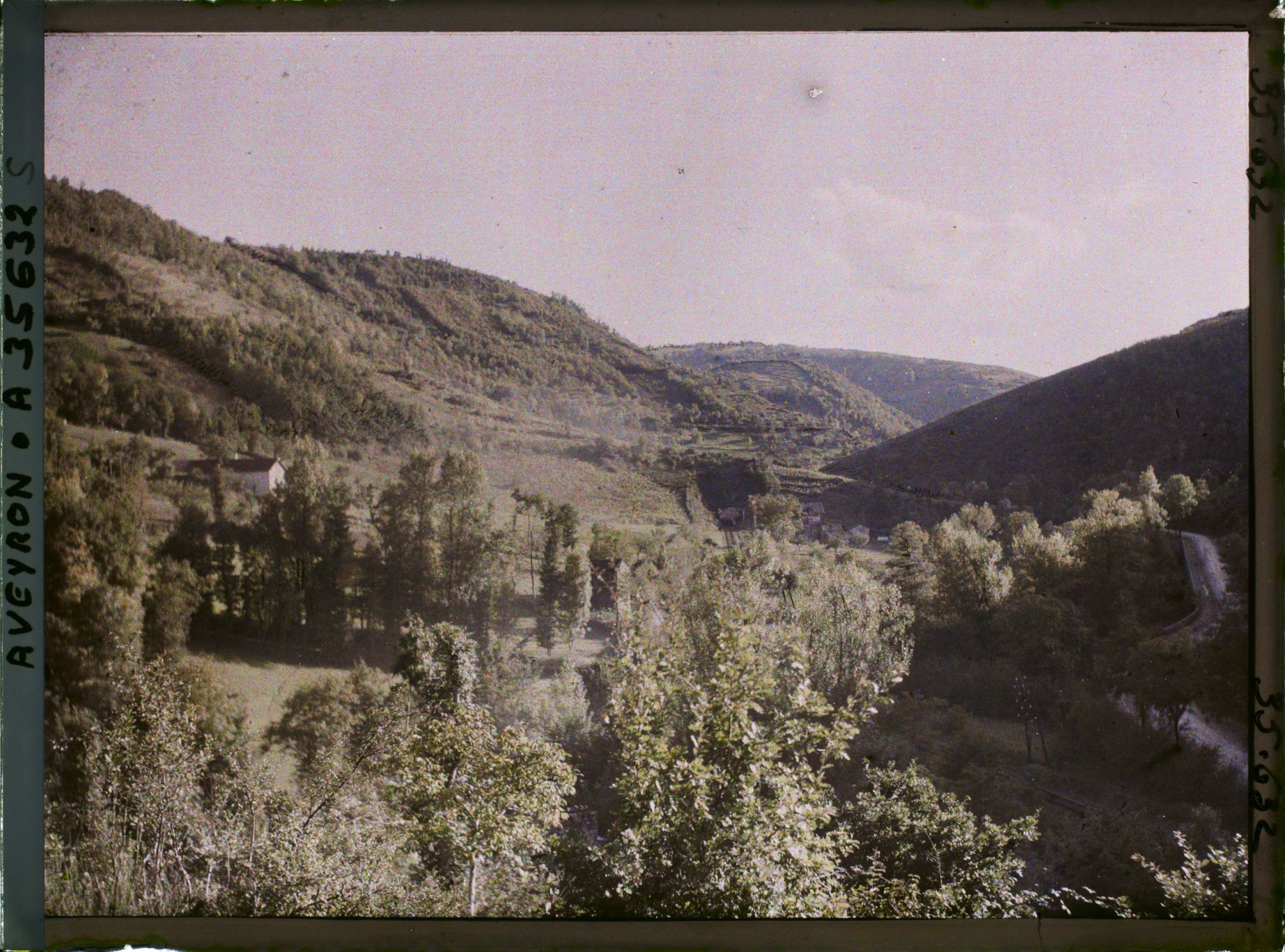 Image représentant La vallée de l'Alzou prise du hameau de Garrigue Redonde