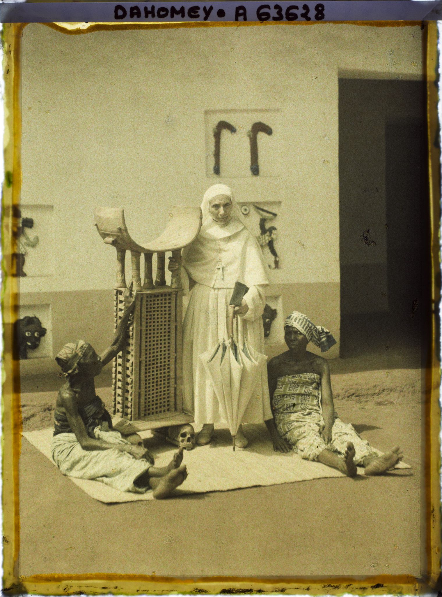 Image représentant La mère Mélanie, supérieure de la mission catholique, près du trône de  null Guézo et entourée de deux femmes de  null Glélé