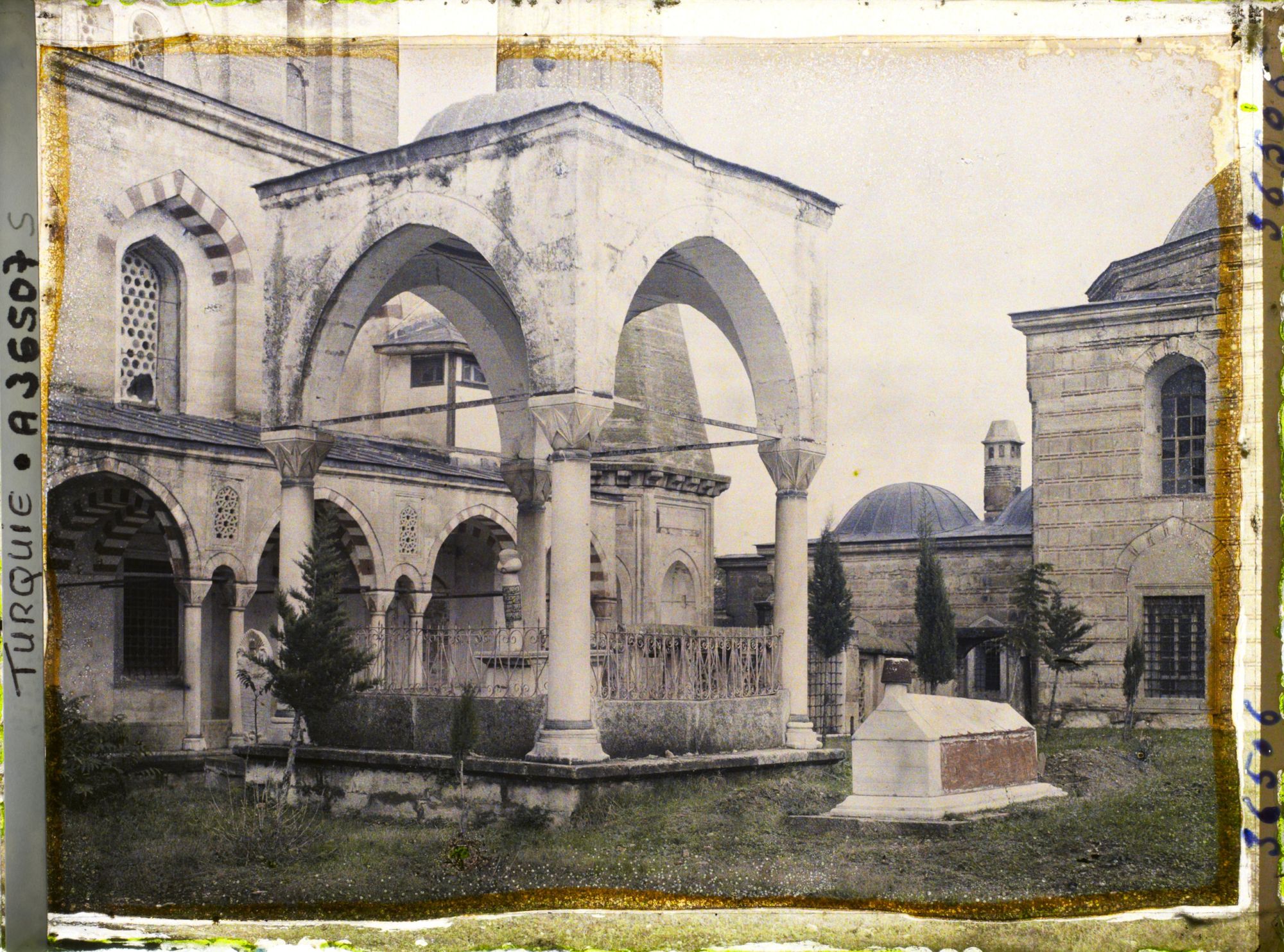Image représentant Selimiye Camii (Grande Mosquée). Tombeau d'un éminent personnage.