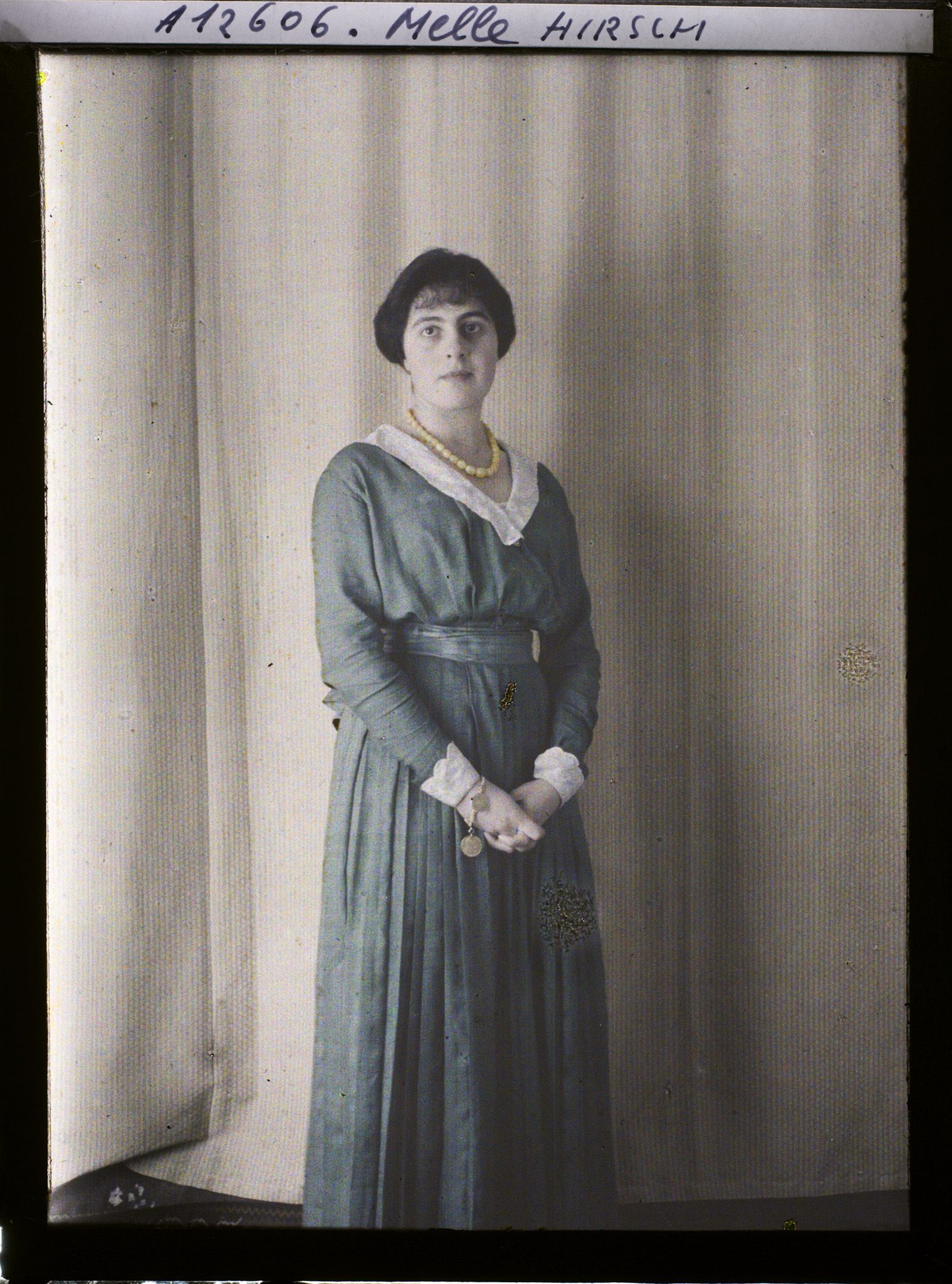 Image représentant https://musee-albert-kahn.s-museum.fr/home/NWQ2OTAwYzNmYjZlZTk1ZWQwODJmMjY4L2dlbmVyaWMtbm90aWNlLXRhYi9hdXRob3JpdHkvNjE3YTc5ZjVjZjhiODk2OGIzMzM3ZDIx/5d6900c3fb6ee95ed082f268/generic-notice-tab/authority/617a79ebcf8b8968b3336f07 Mademoiselle Hirsch