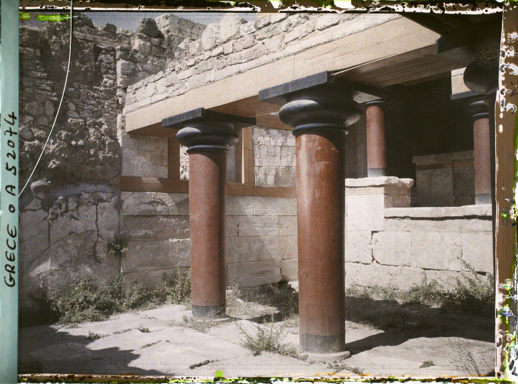 Image représentant Dans l'aile orientale du palais, au bas d'un escalier venant de la cour centrale, le Péristyle précédant le Megaron (appartement) du Roi, ("Salle des colonnes")