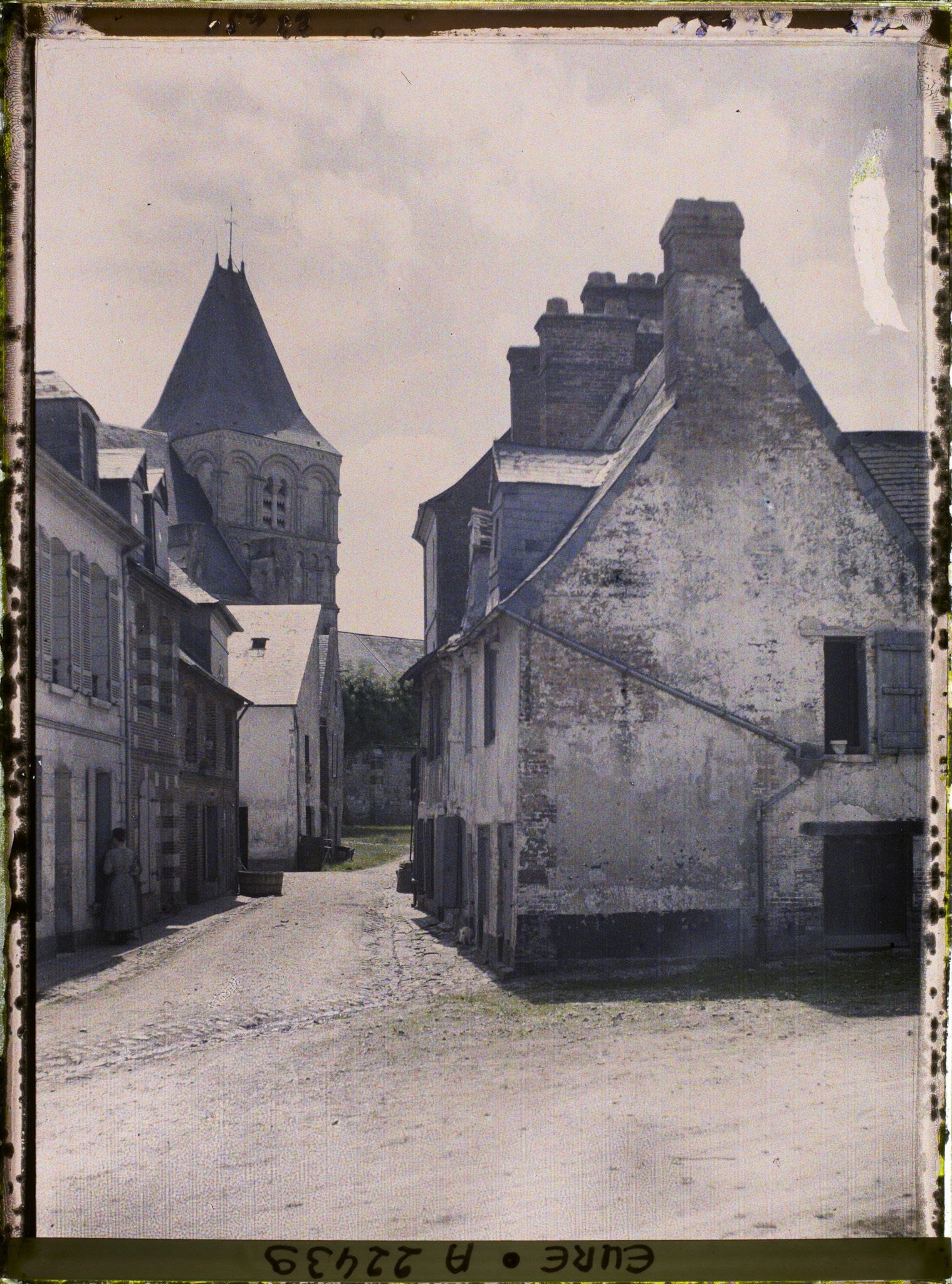 Image représentant Une petite rue et la Tour de l'Eglise