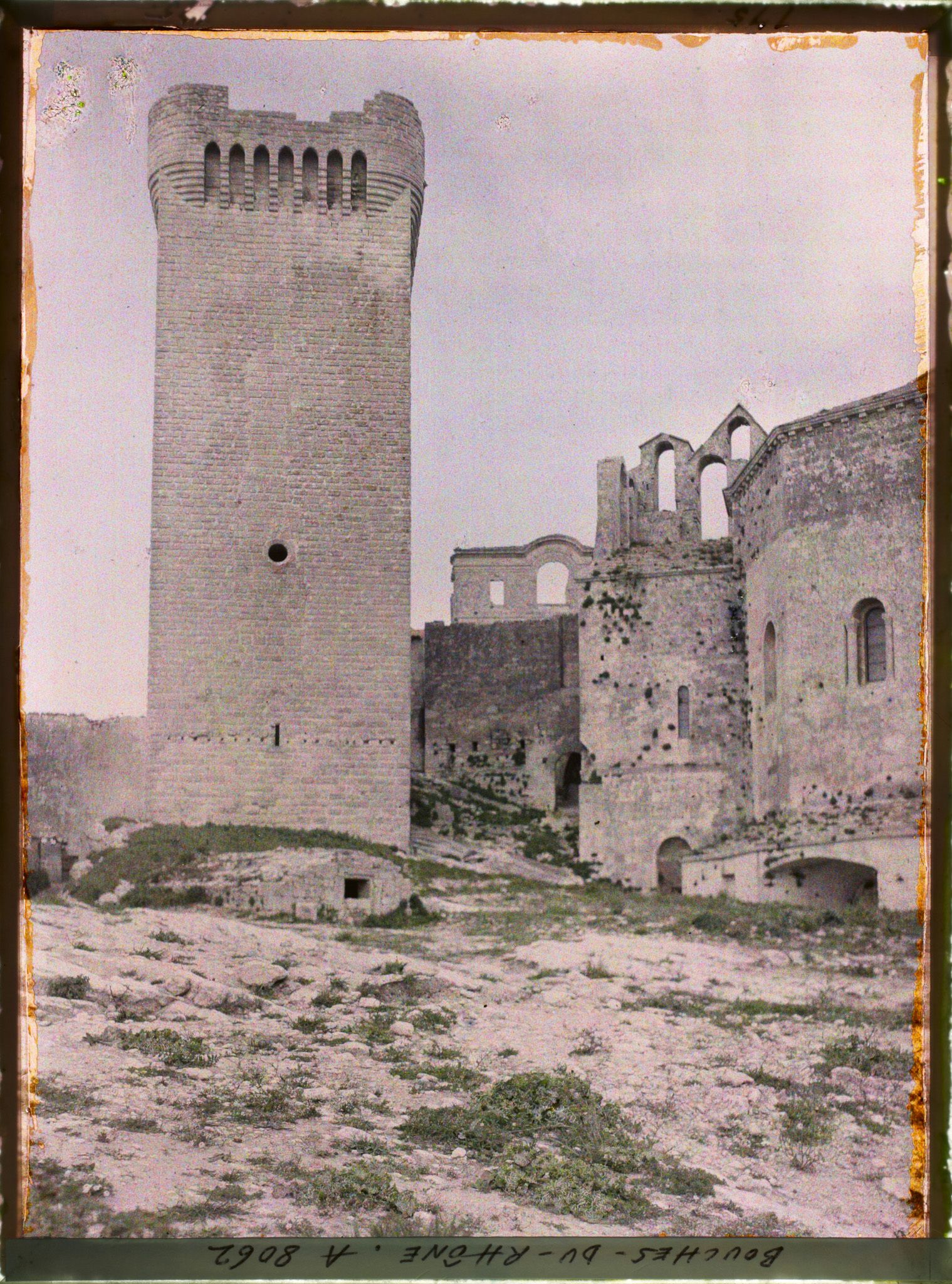 Image représentant La tour Pons de l'Orme et le chevet de l'église abbatiale de l'abbaye de Montmajour