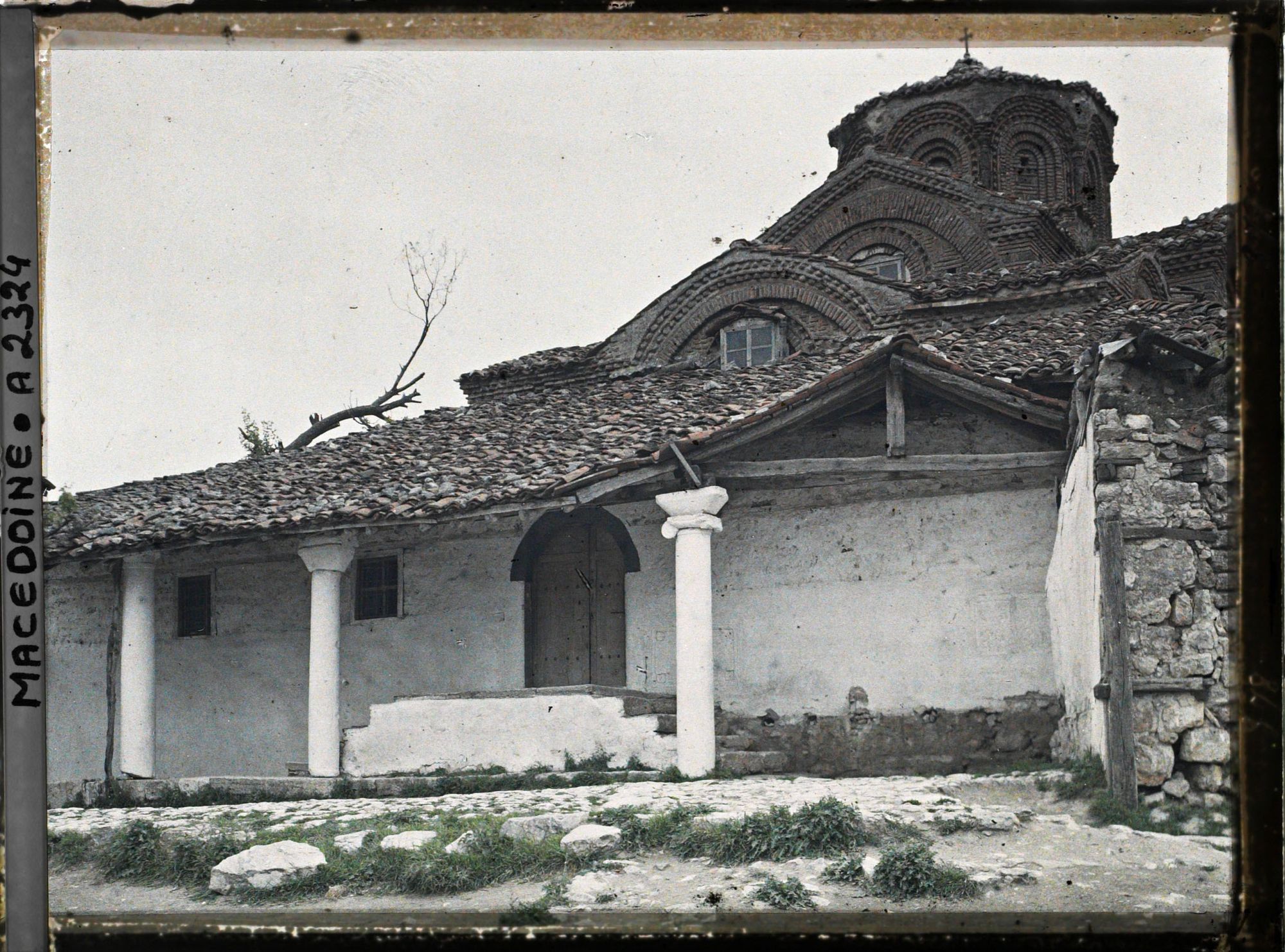 Image représentant Le porche et l'entrée de la vieille église Saint Clément