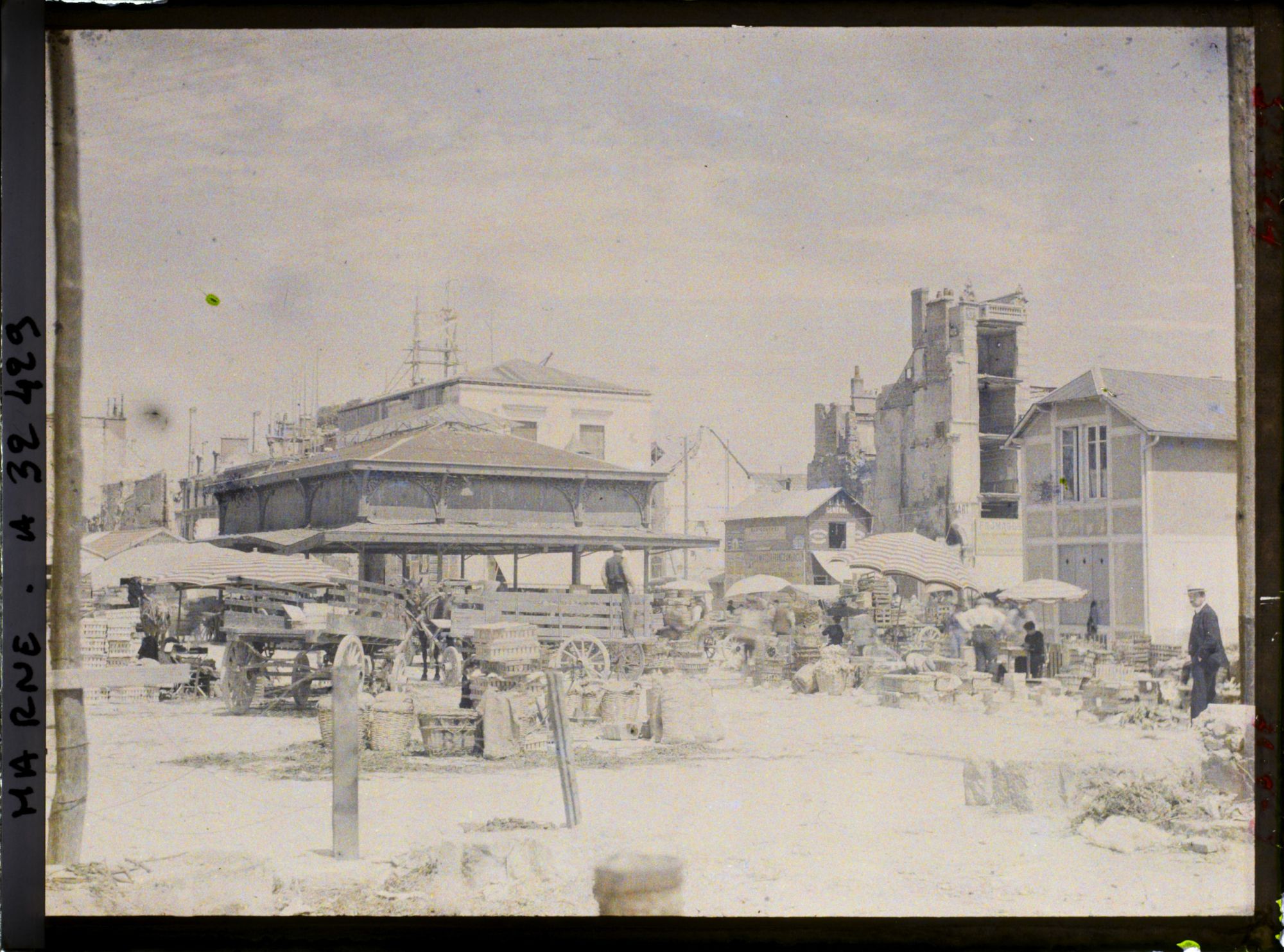 Image représentant France, Reims, Le marché pris de la rue des Elus