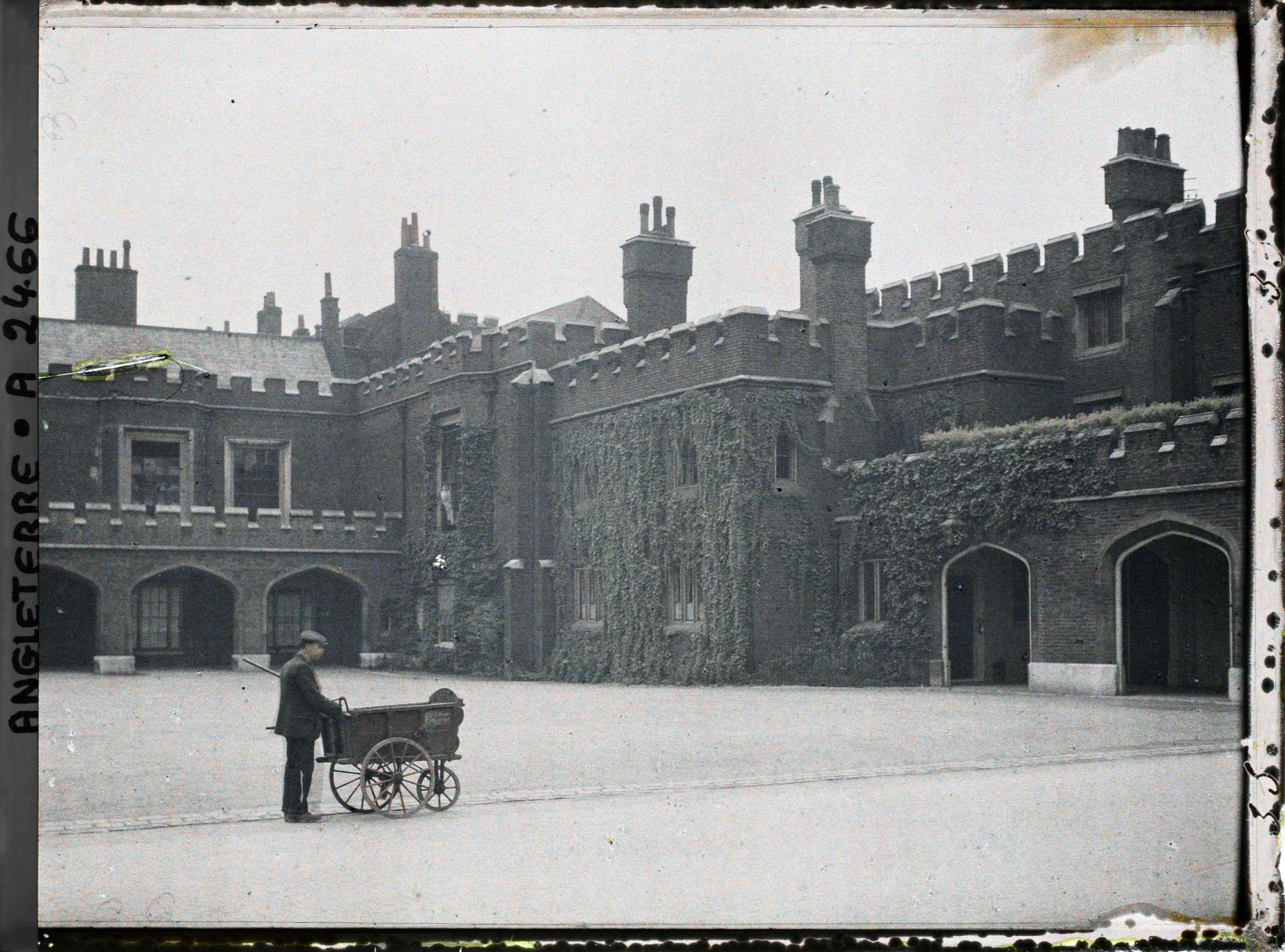 Image représentant La cour intérieur du palais Saint-James