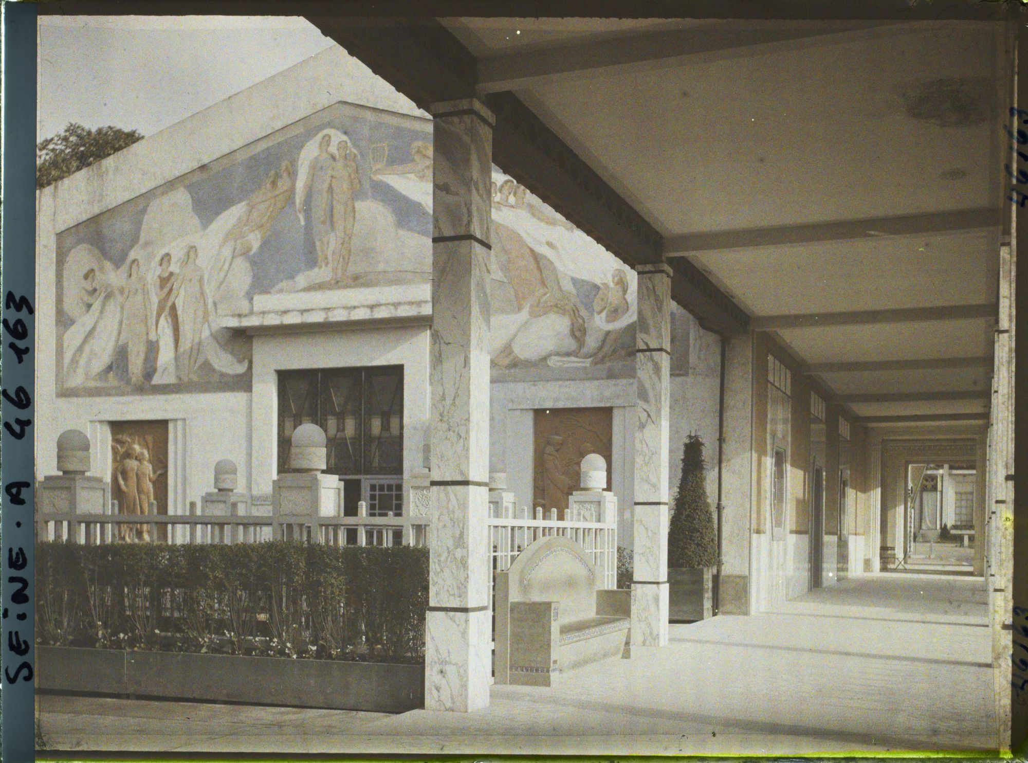 Image représentant L'Exposition des arts décoratifs, Galeries des sections étrangères, à gauche le patio Bouchard