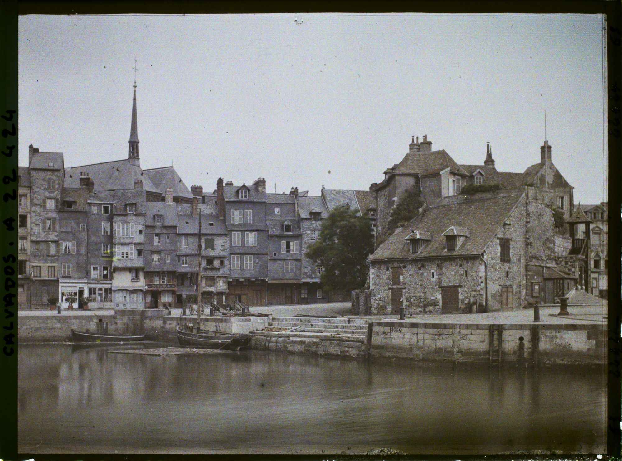 Image représentant Un coin du Vieux Bassin de l'ouest et la Lieutenance