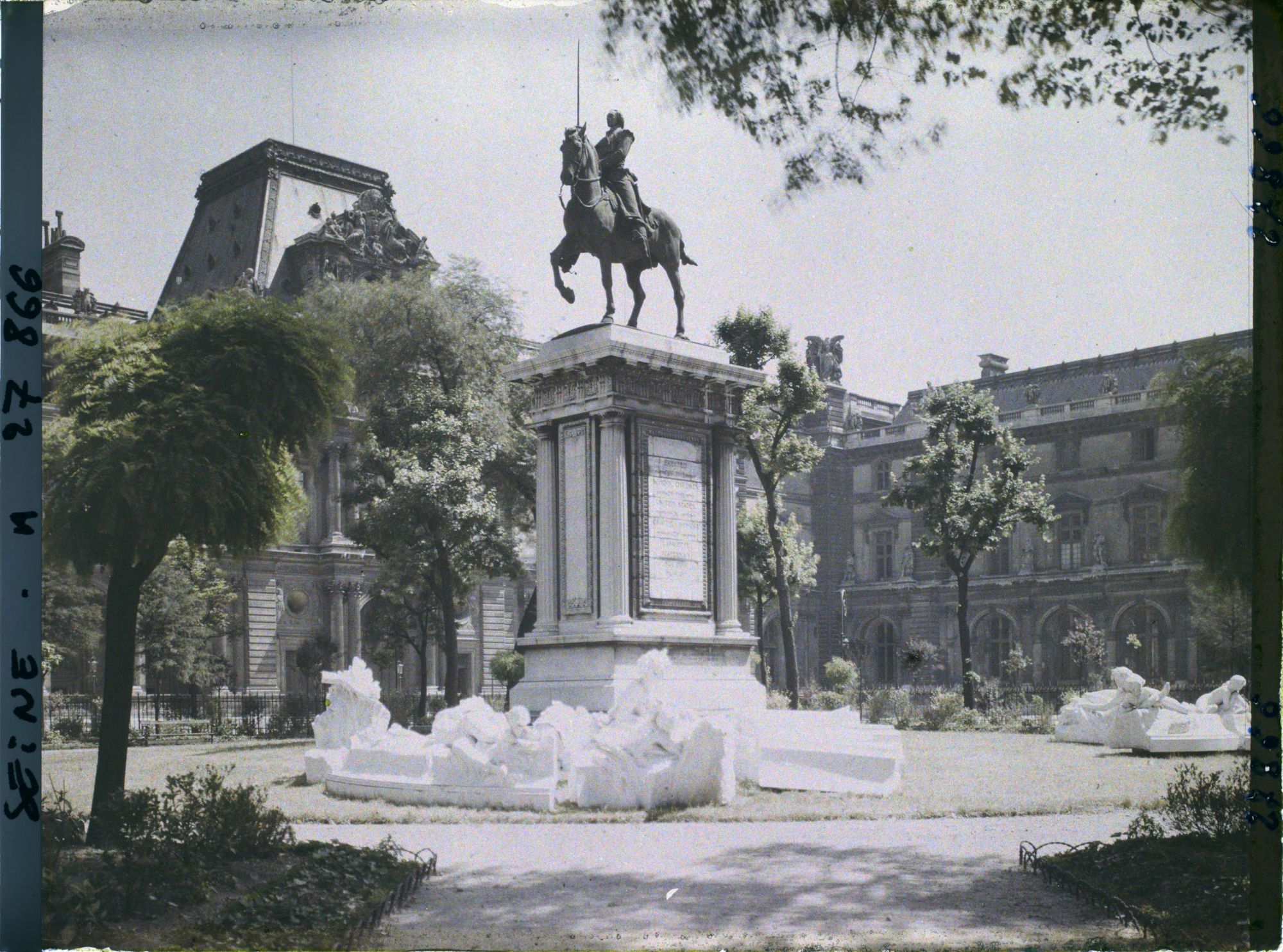 Image représentant Le square Lafayette et le pavillon Colbert au Louvre, cour Napoléon