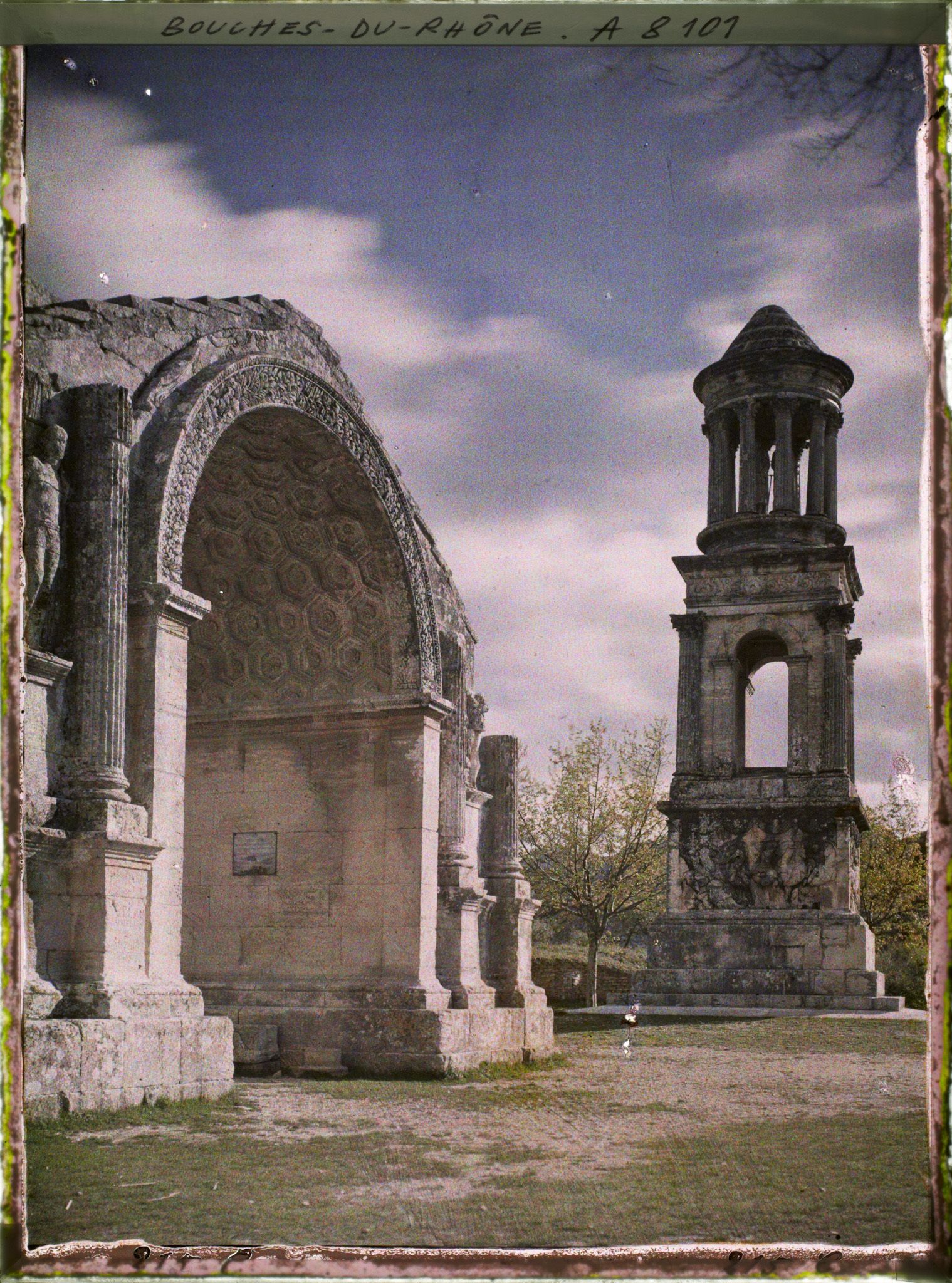 Image représentant Le Mausolée de Glanum et l'Arc de Glanum