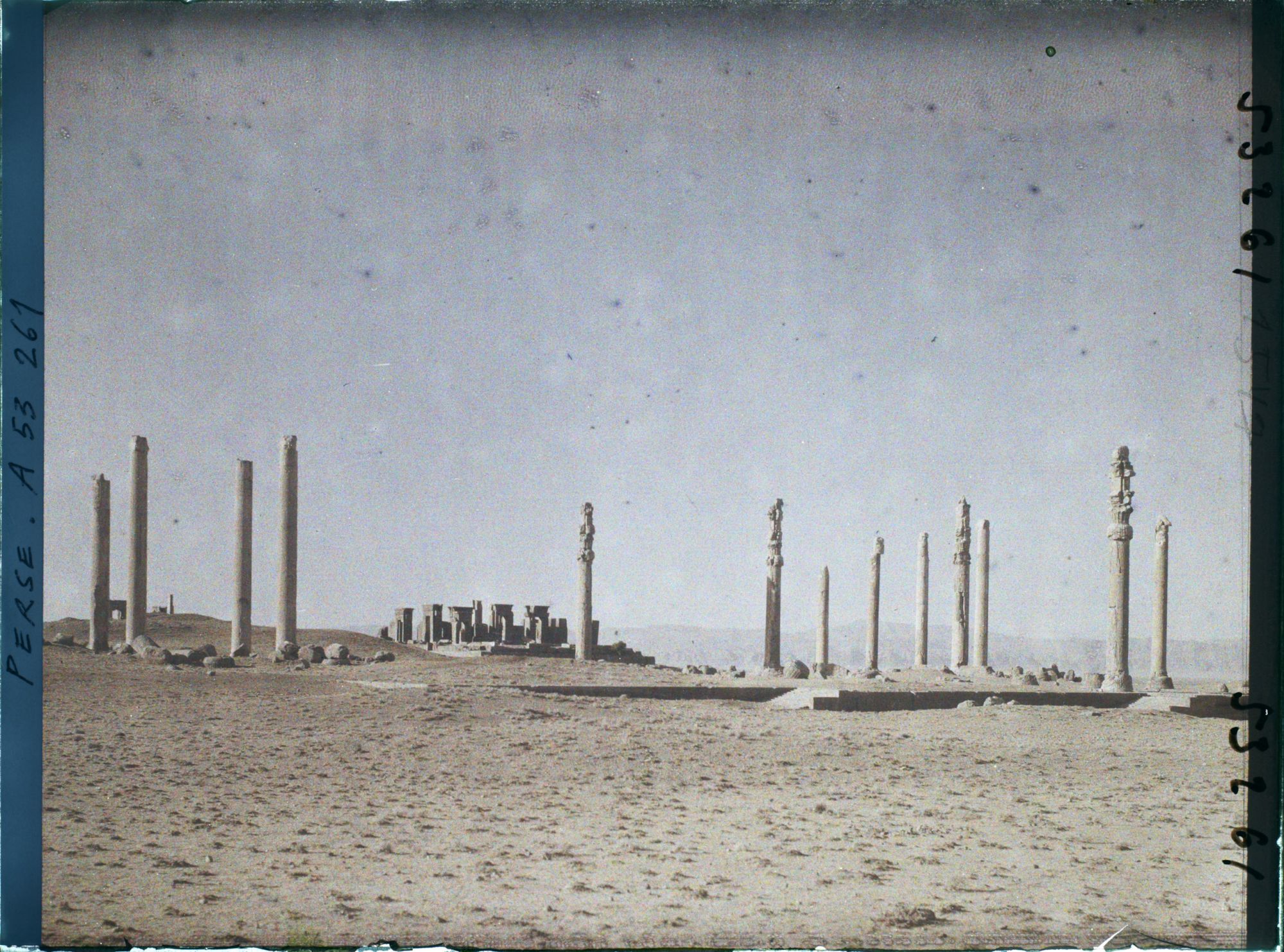 Image représentant Vestiges de l'Apadana (Hall d'audience de Darius 1er, fin du VIe siècle avant J.-C.). Au fond, le palais de Darius