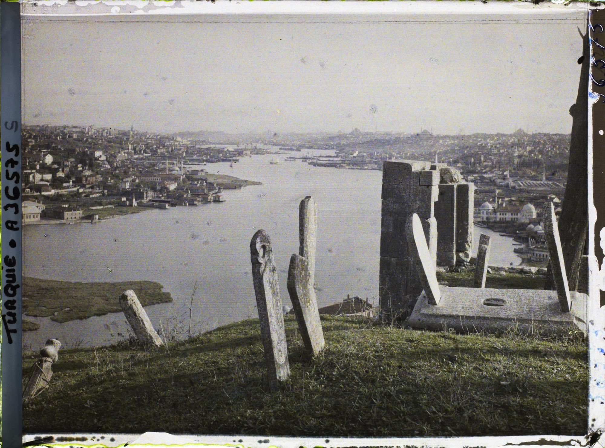 Image représentant Turquie, Constantinople - Eyoub, Cimetière d'Eyoub - Vue Générale sur la Corne d'Or
