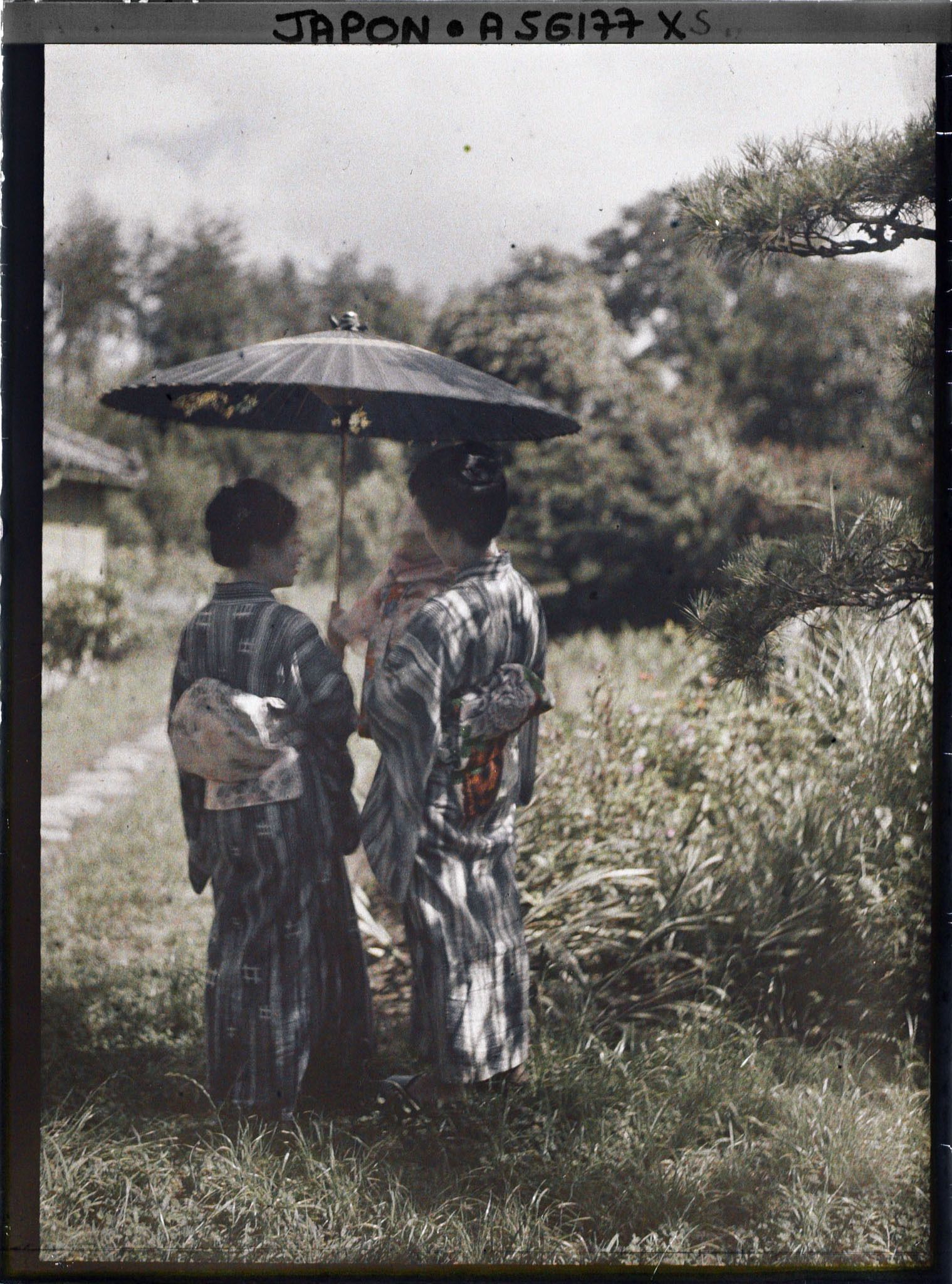Image représentant Jeunes femmes portant un bébé