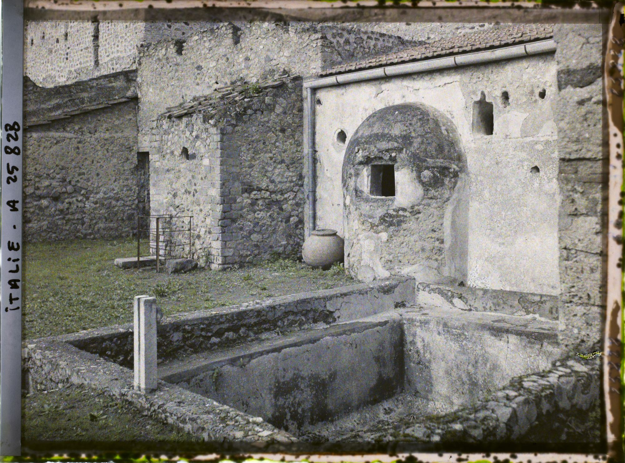 Image représentant Grande cour avec bassin dans la maison des noces d'argent