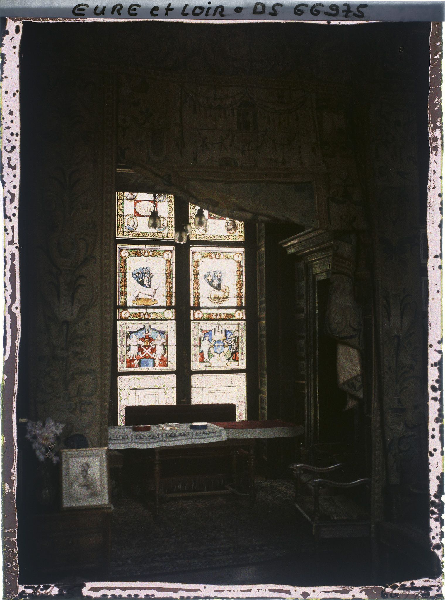 Image représentant Vitraux anciens ornant une fêtre du cabinet de travail aménagé dans la bibliothèque du château