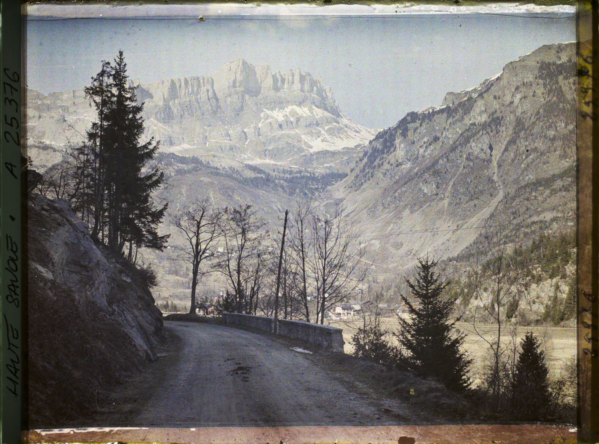 Image représentant France Les Alpes, Vallée de Chamonix ; Vue vers les Fiz et le Col d'Anterne