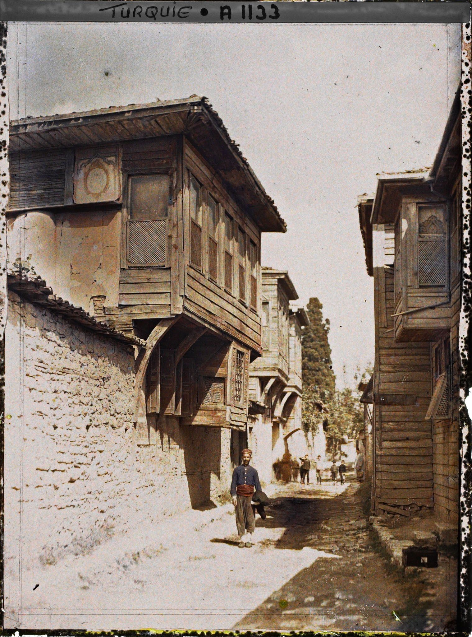 Image représentant Un homme et des garçonnets dans une rue d'Eyüp