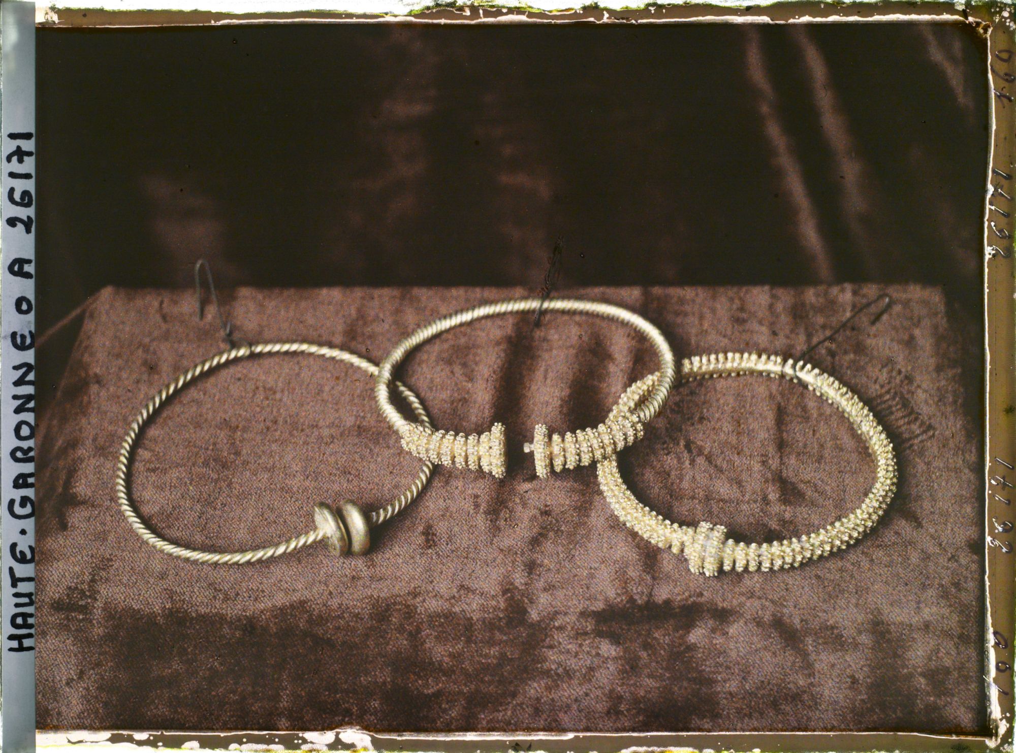 Image représentant France, Toulouse, Musée : Bijoux Gaulois trouvés à Lasgraisses (Tarn) au Sud d'Albi (1885)