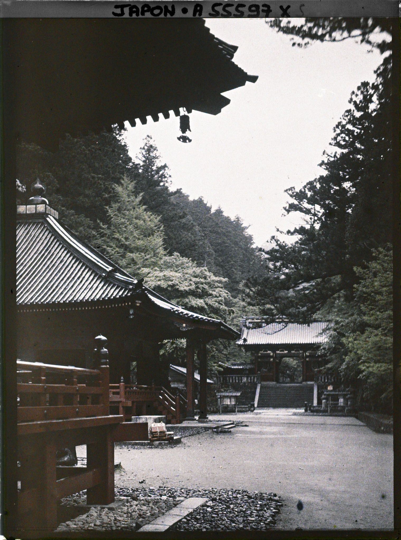 Image représentant Le Futatsudo et au fond la niômon du Daiyûin-byô (Taiyûin-byô)