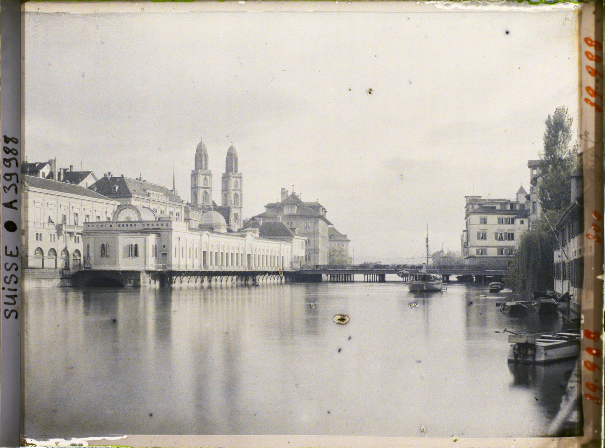 Image représentant La Limmat, la Fleischhalle, le Rathaus et le Grossmünster