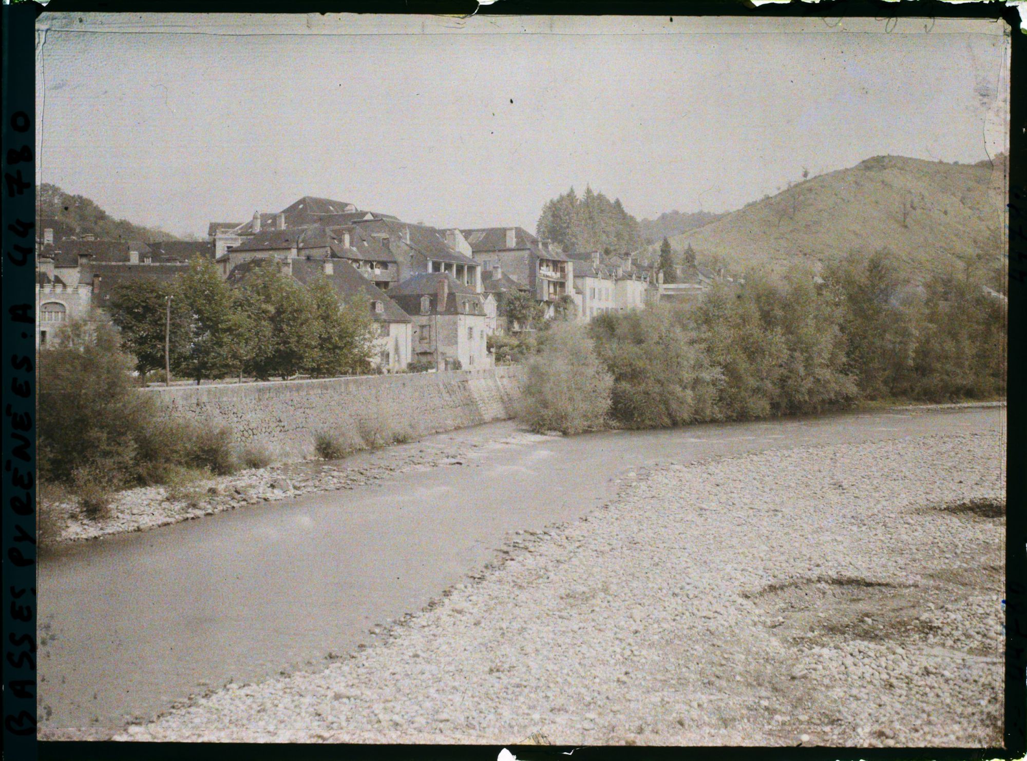 Image représentant France , Tardets, Vue d'ensemble s/ le Saison