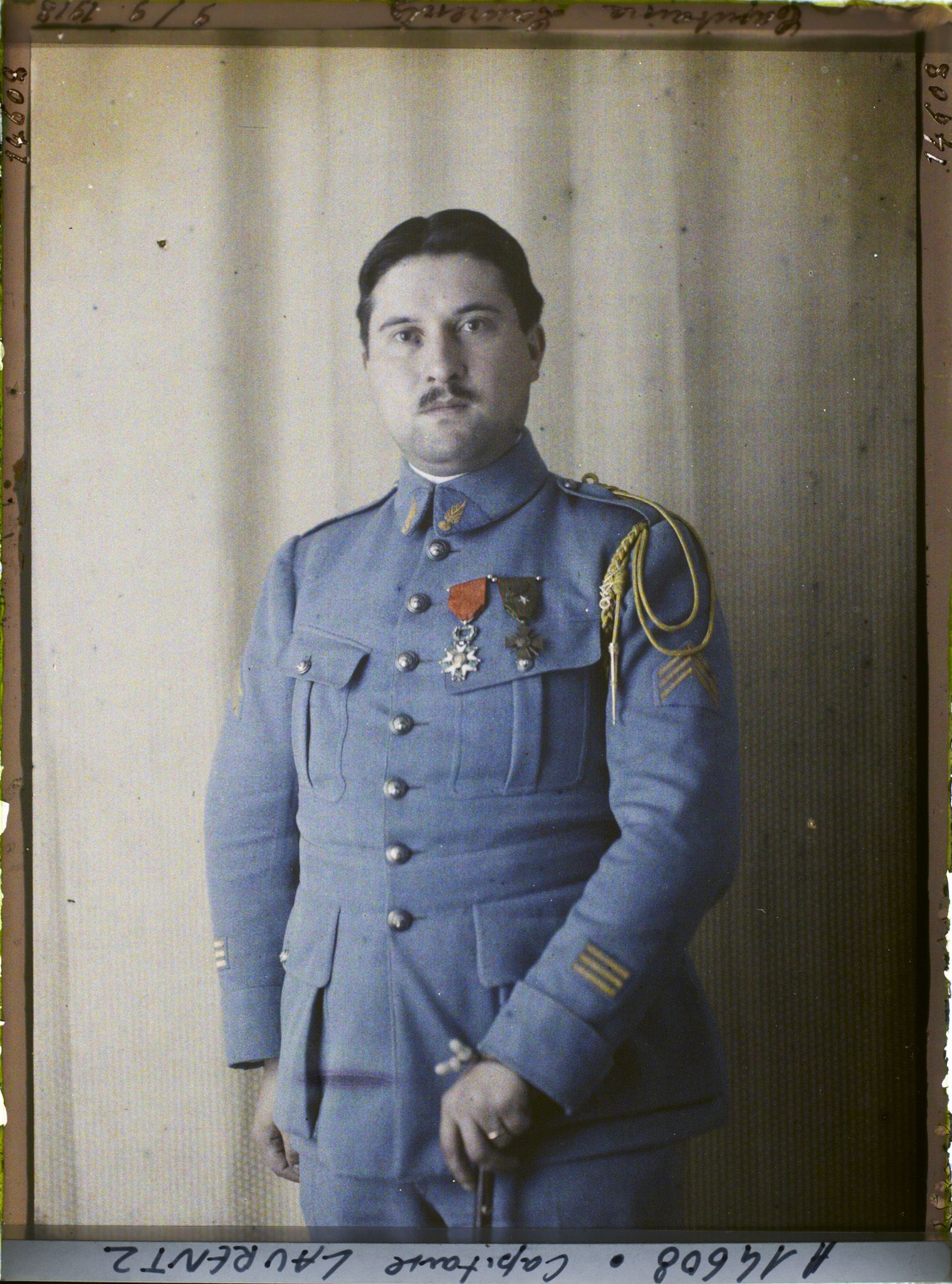 Image représentant Le capitaine  https://musee-albert-kahn.s-museum.fr/home/NWQ2OTAwYzNmYjZlZTk1ZWQwODJmMjY4L2dlbmVyaWMtbm90aWNlLXRhYi9hdXRob3JpdHkvNjE3YTc5ZjVjZjhiODk2OGIzMzM3ZDIx/5d6900c3fb6ee95ed082f268/generic-notice-tab/authority/617a79ebcf8b8968b3337133 Laurentz