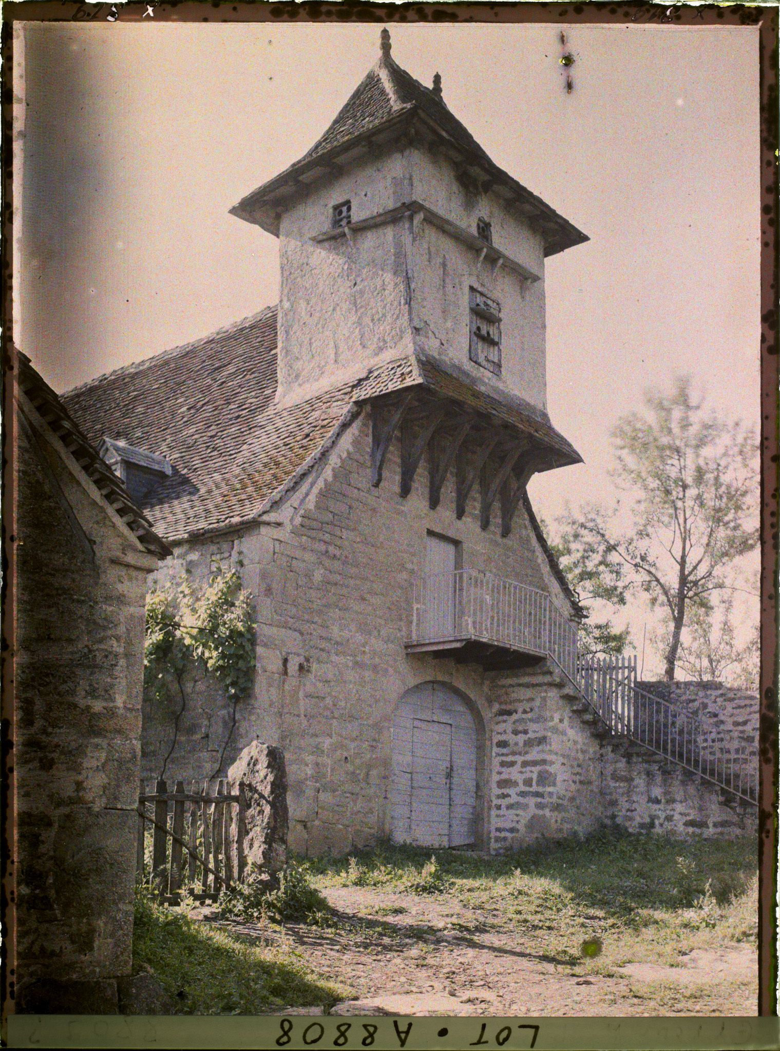 Image représentant France, Alvignac, Un pigeonnier du type des pigeonniers de la vallée de la Dordogne entre Bretonoux et St Denis