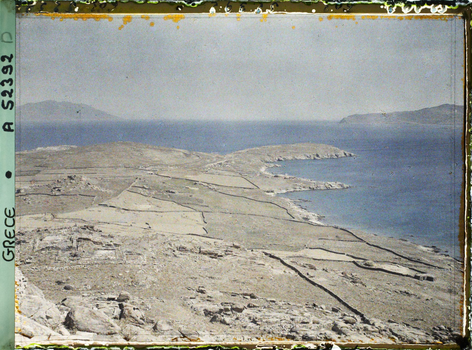 Image représentant La partie nord de Delos et les Iles de Mykonos à droite et Tinos à gauche