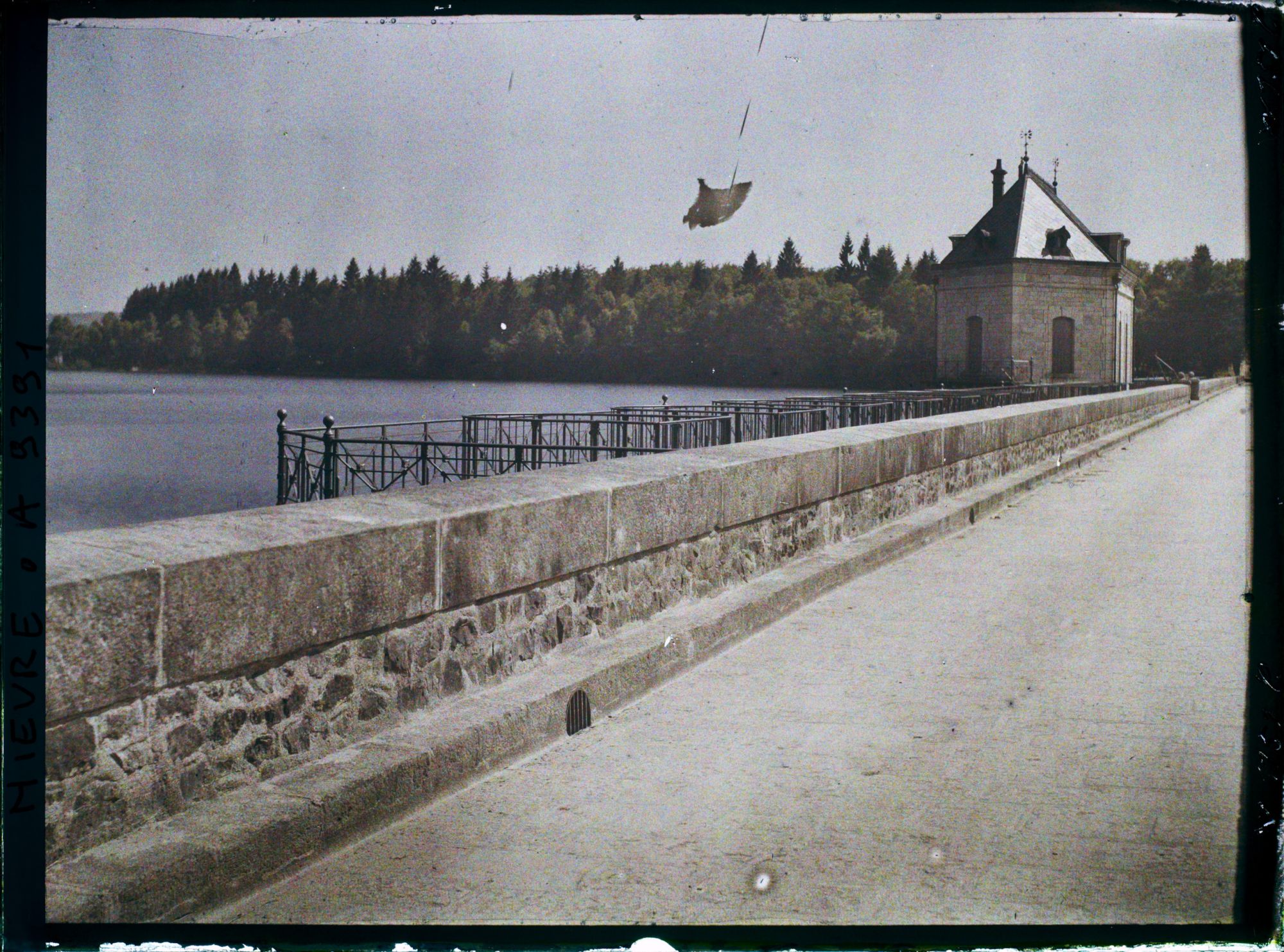 Image représentant Barrage du lac des Settons vu de la rive droite