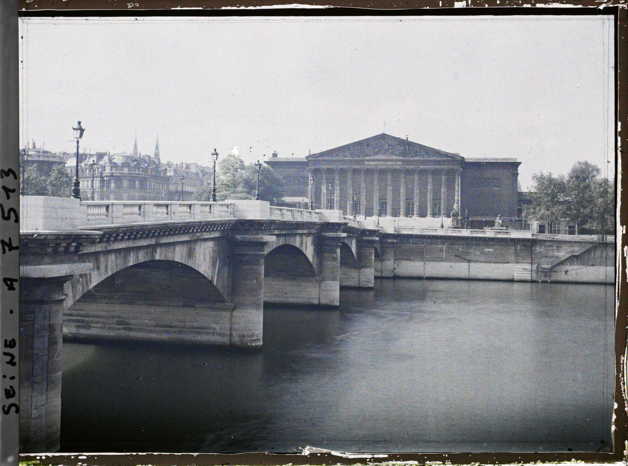 Image représentant Le Palais-Bourbon et le pont de la Concorde vus du Cours-la-Reine