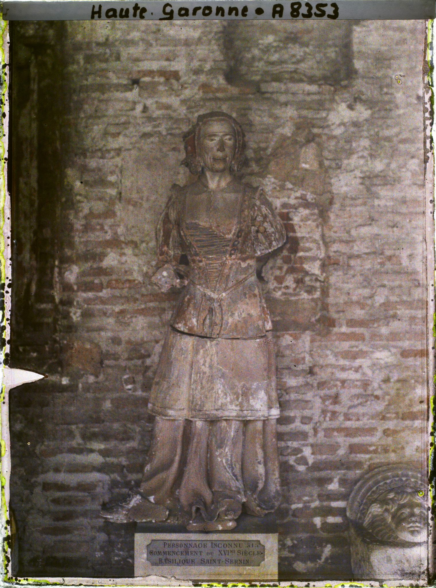 Image représentant Sculpture d'une femme à la basilique Saint-Sernin