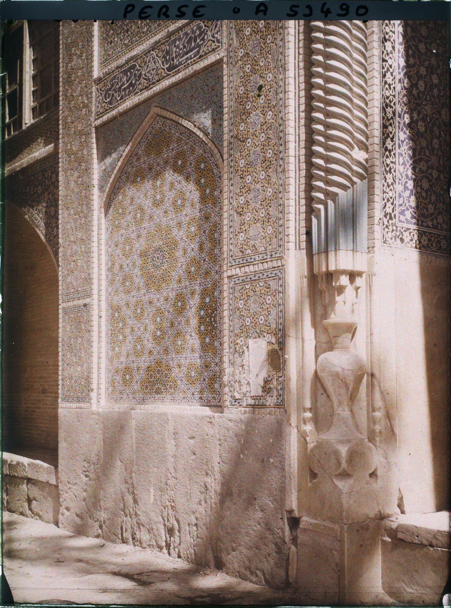 Image représentant La Madreseh Mader-i-Chah, école coranique dite "de la mère du Chah", panneau de céramique à gauche d'une entrée