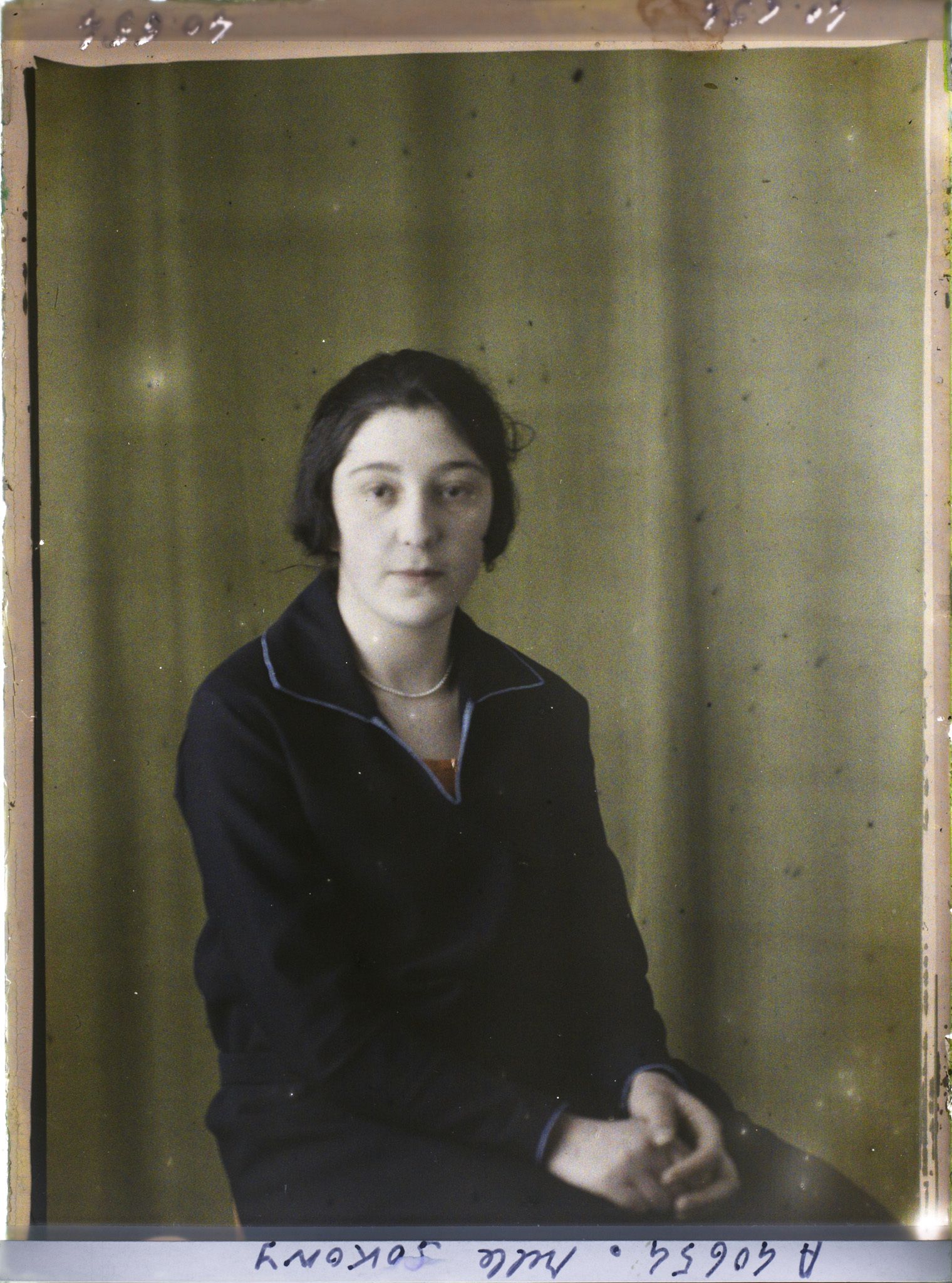 Image représentant https://musee-albert-kahn.s-museum.fr/home/NWQ2OTAwYzNmYjZlZTk1ZWQwODJmMjY4L2dlbmVyaWMtbm90aWNlLXRhYi9hdXRob3JpdHkvNjE3YTc5ZjVjZjhiODk2OGIzMzM3ZDIx/5d6900c3fb6ee95ed082f268/generic-notice-tab/authority/617a79ebcf8b8968b33377f6 Mademoiselle Sokony