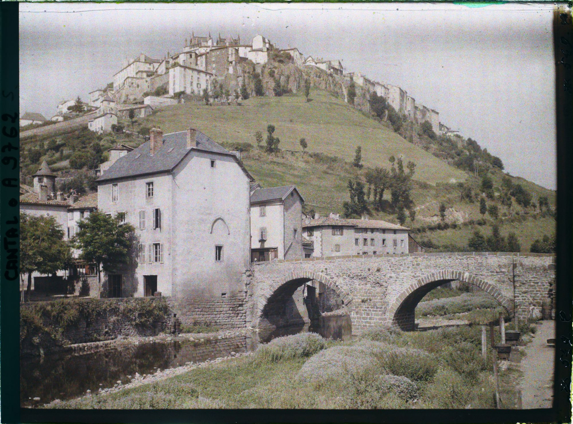 Image représentant La ville vue depuis le pont, avec le pont vieux