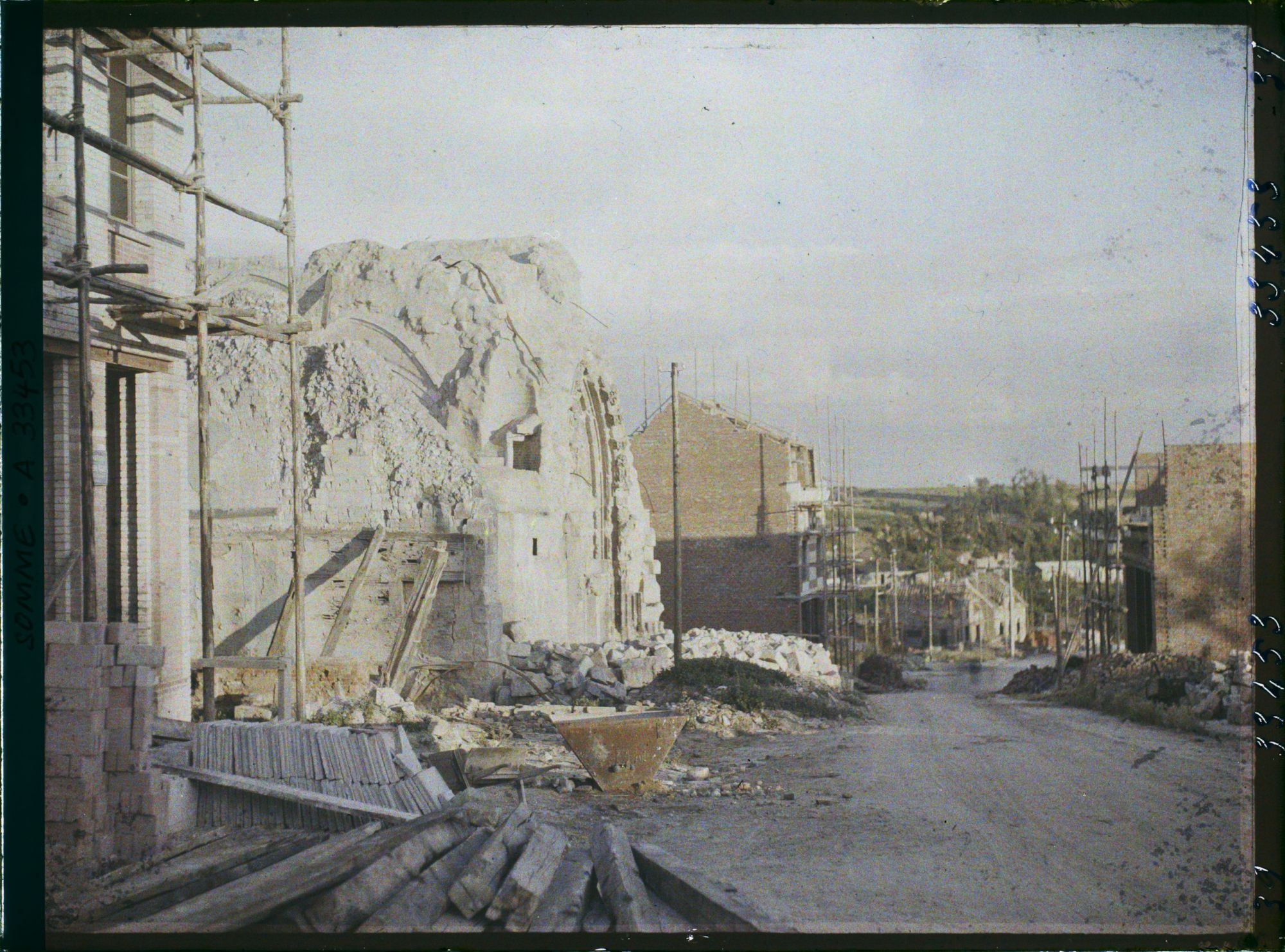 Image représentant France, Montdidier, La rue montant vers la Mairie