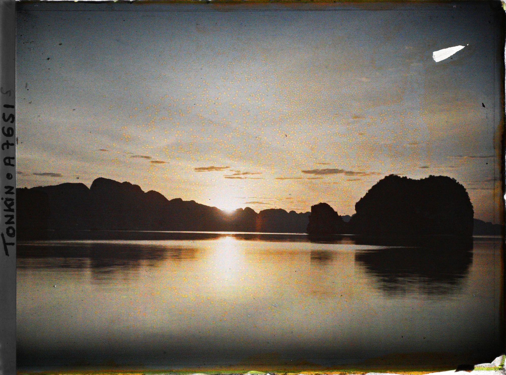 Image représentant Un lever de soleil sur les rochers du " Groupe de l'Union "