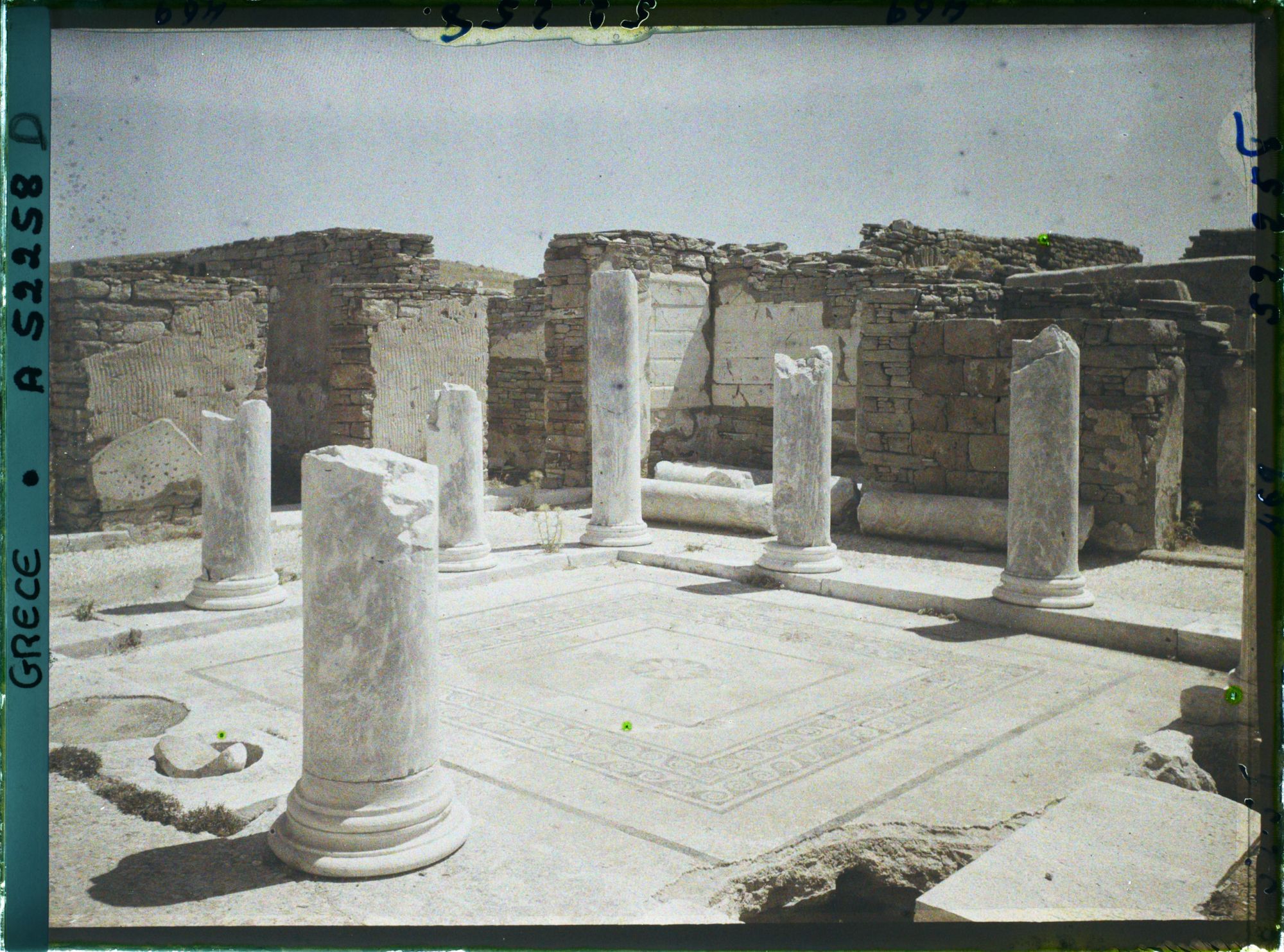 Image représentant Grèce, Delos, Cour de la Maison du Lac
