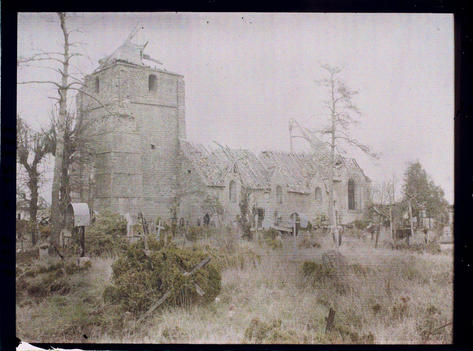 Image représentant France, Orvillers Sorel, Guerre : La même Eglise prise du Sud, avec vue S/le Cimetière