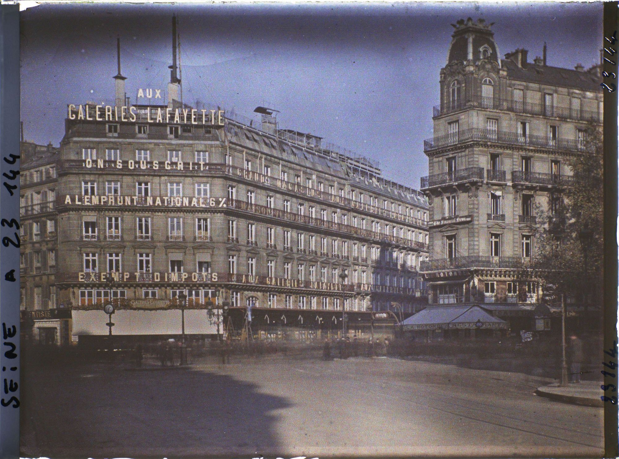 Image représentant L'emprunt national de 1920 aux Galeries Lafayette, à l'angle du boulevard Haussmann et de la rue Lafayette