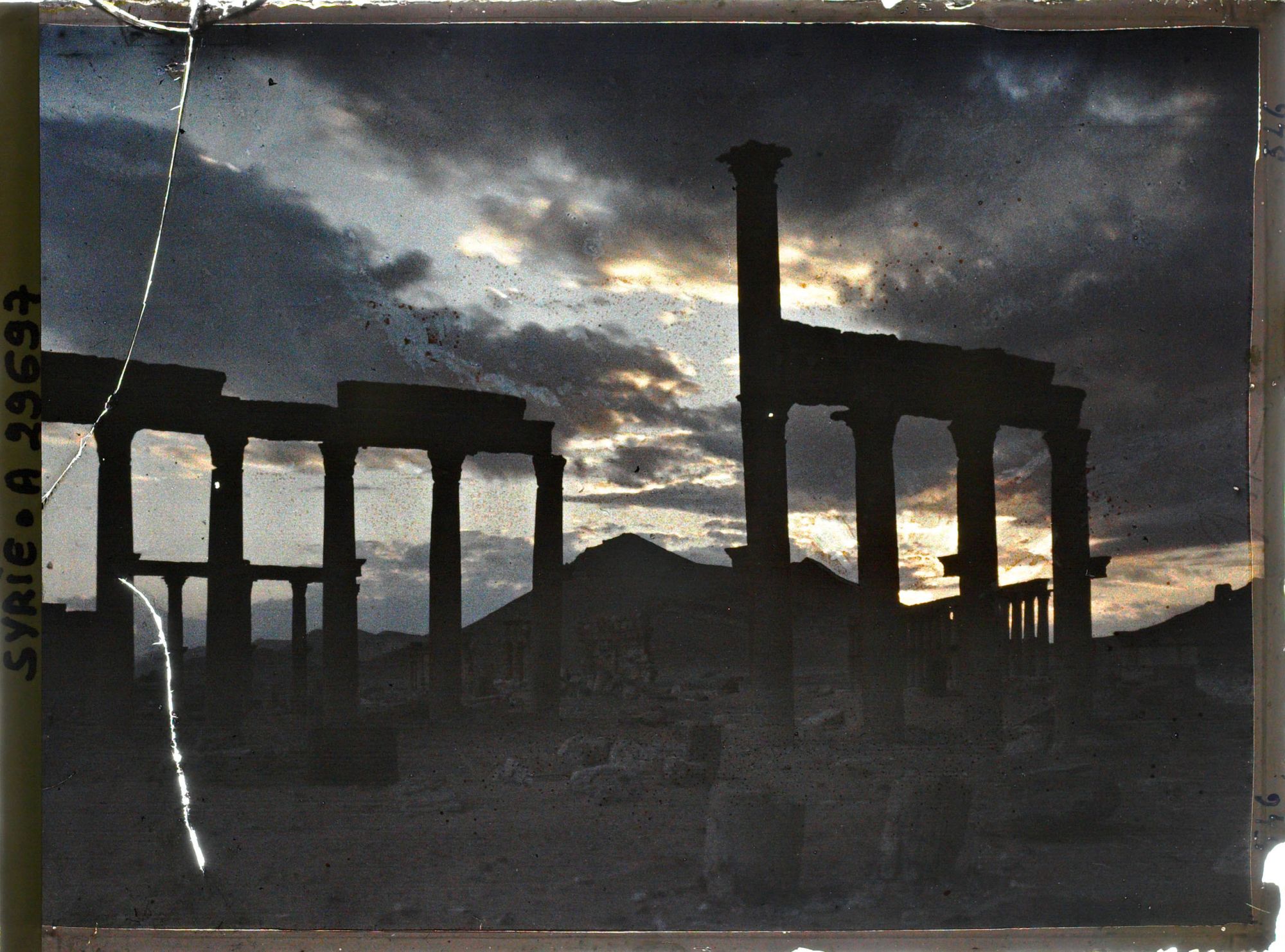 Image représentant Vestiges de colonnes le soir